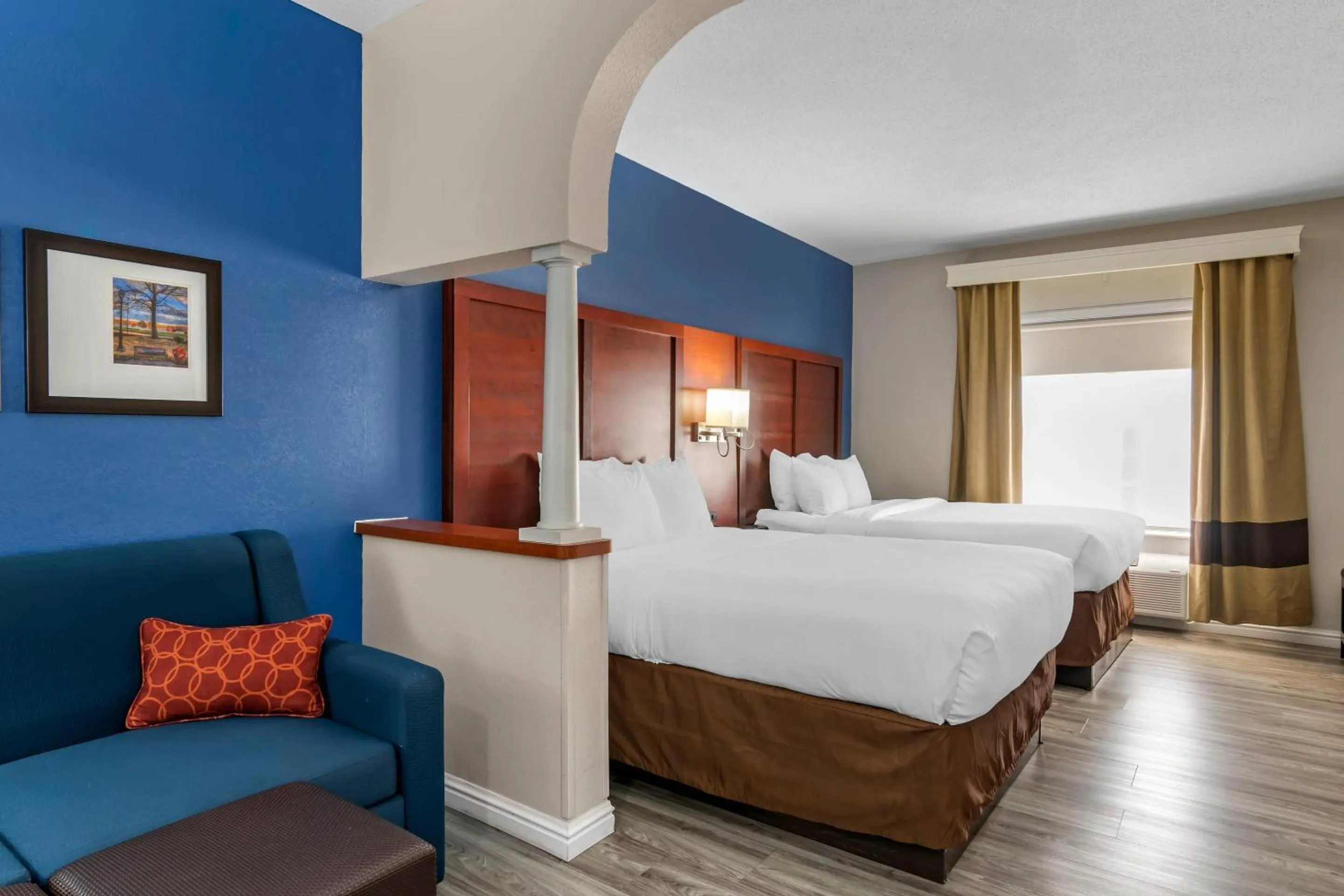 Bedroom, Bed in Comfort Suites St Charles-St Louis