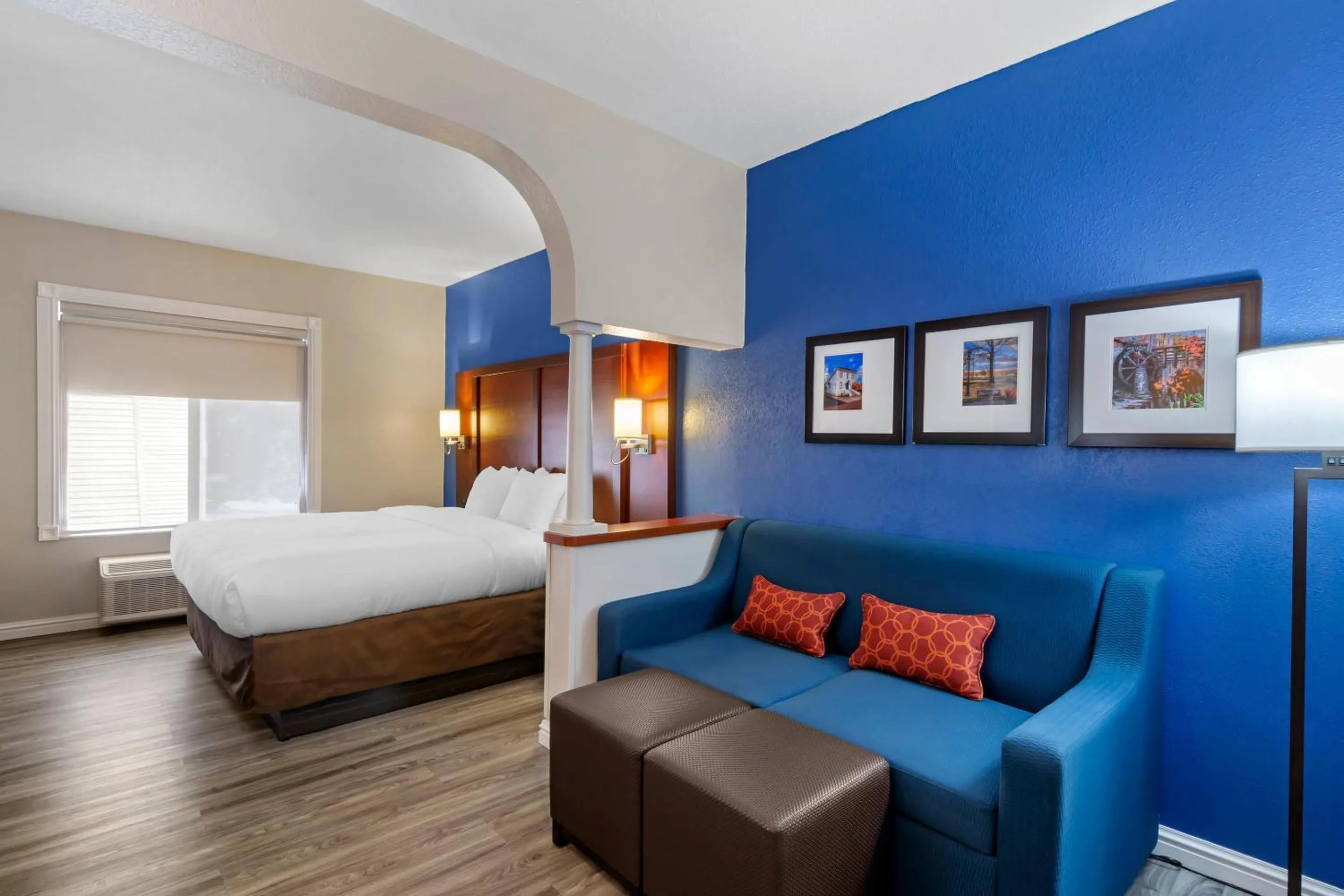 Bedroom, Bed in Comfort Suites St Charles-St Louis