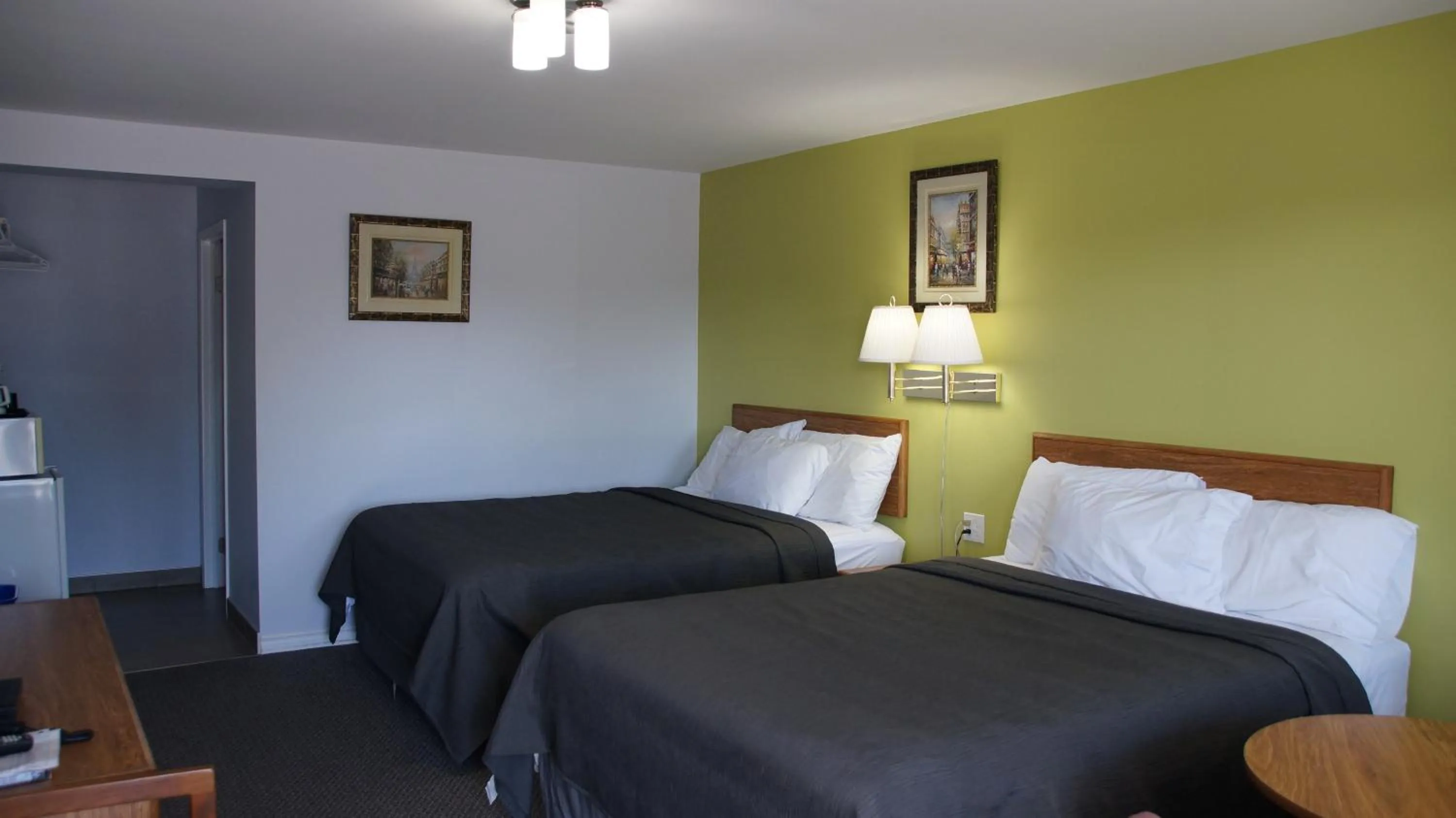 Photo of the whole room, Bed in Robyn's Motel