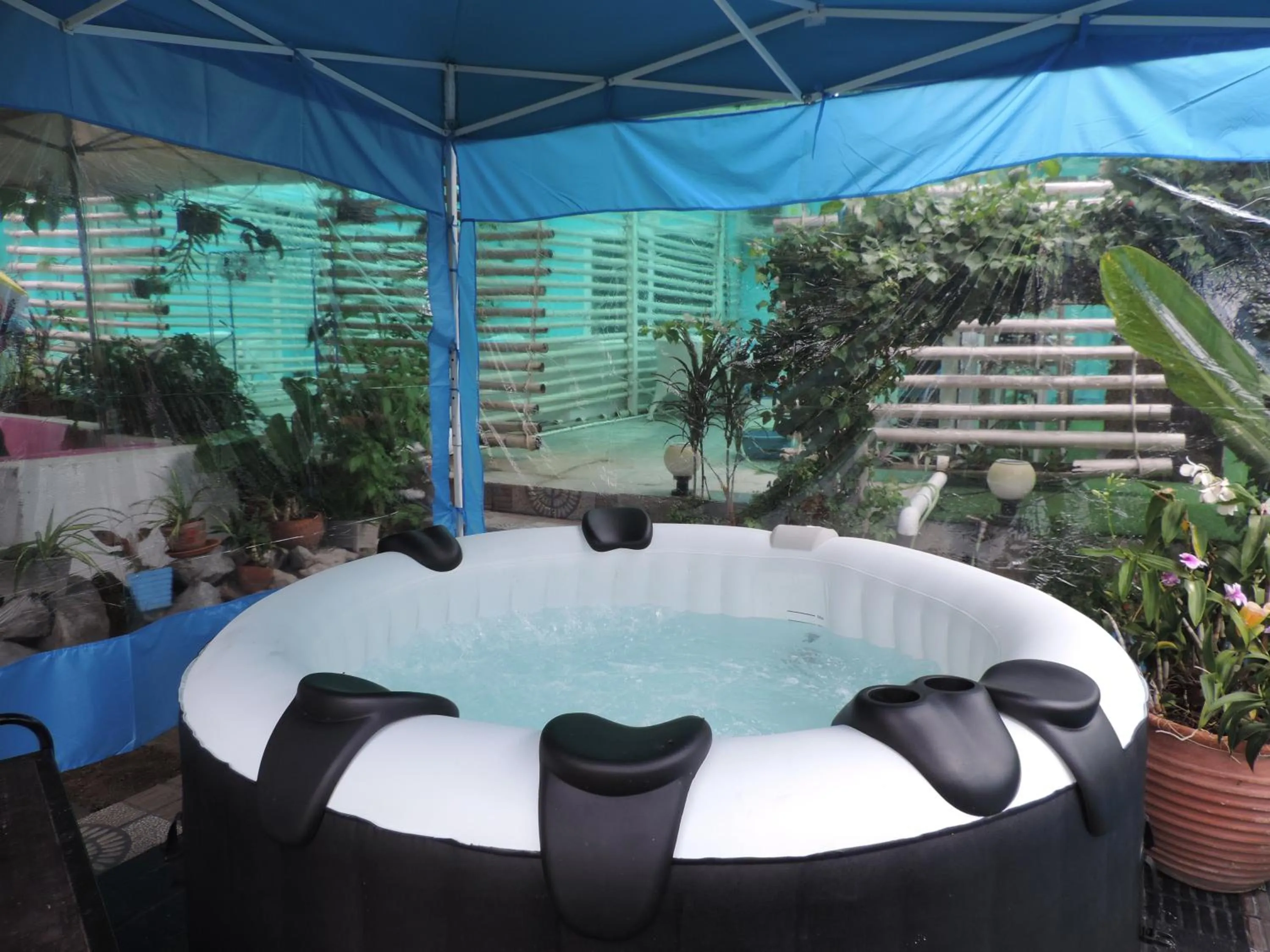 Hot Tub in Blue Paradise Residence