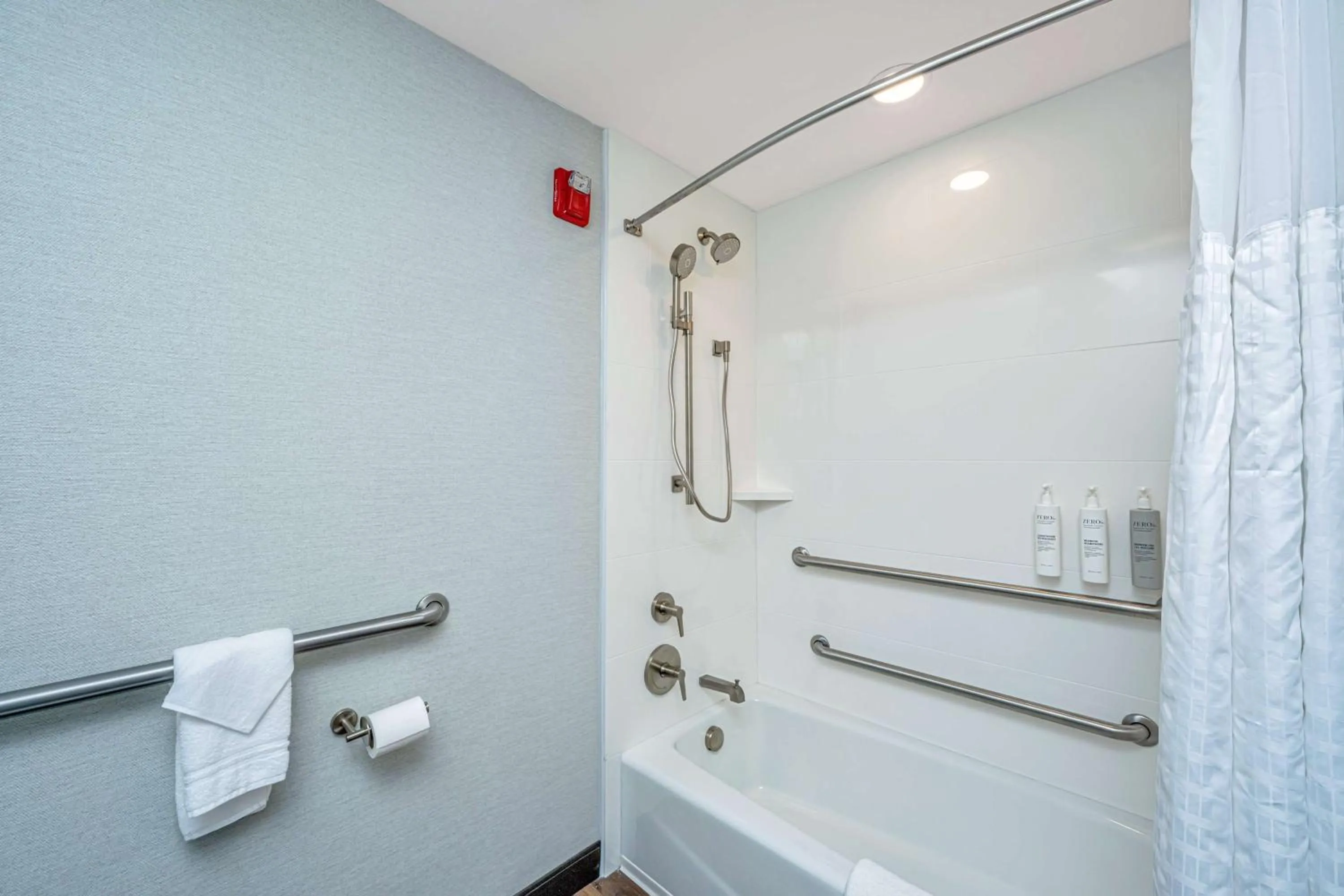 Bathroom in Hilton Garden Inn Charleston Airport