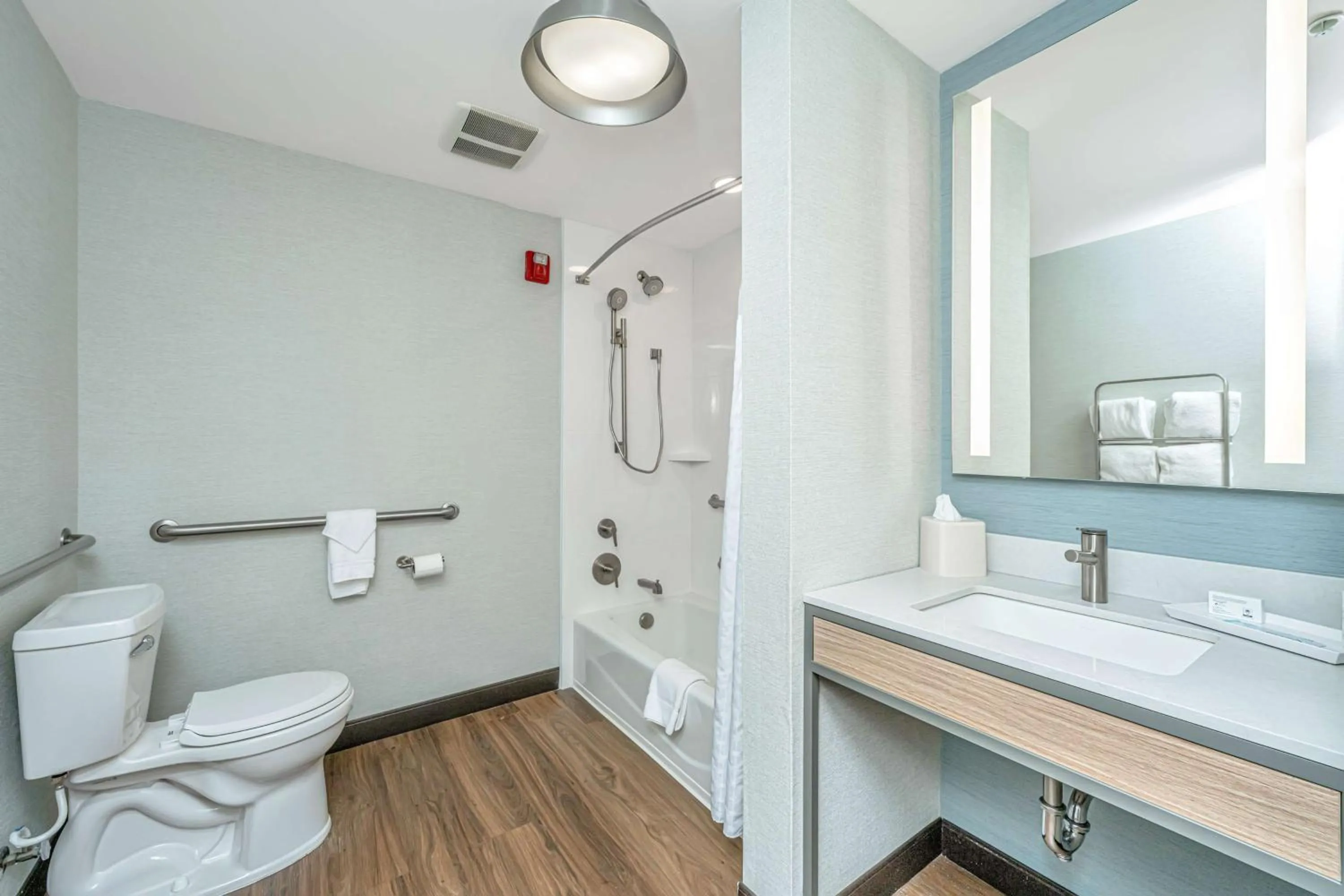 Bathroom in Hilton Garden Inn Charleston Airport