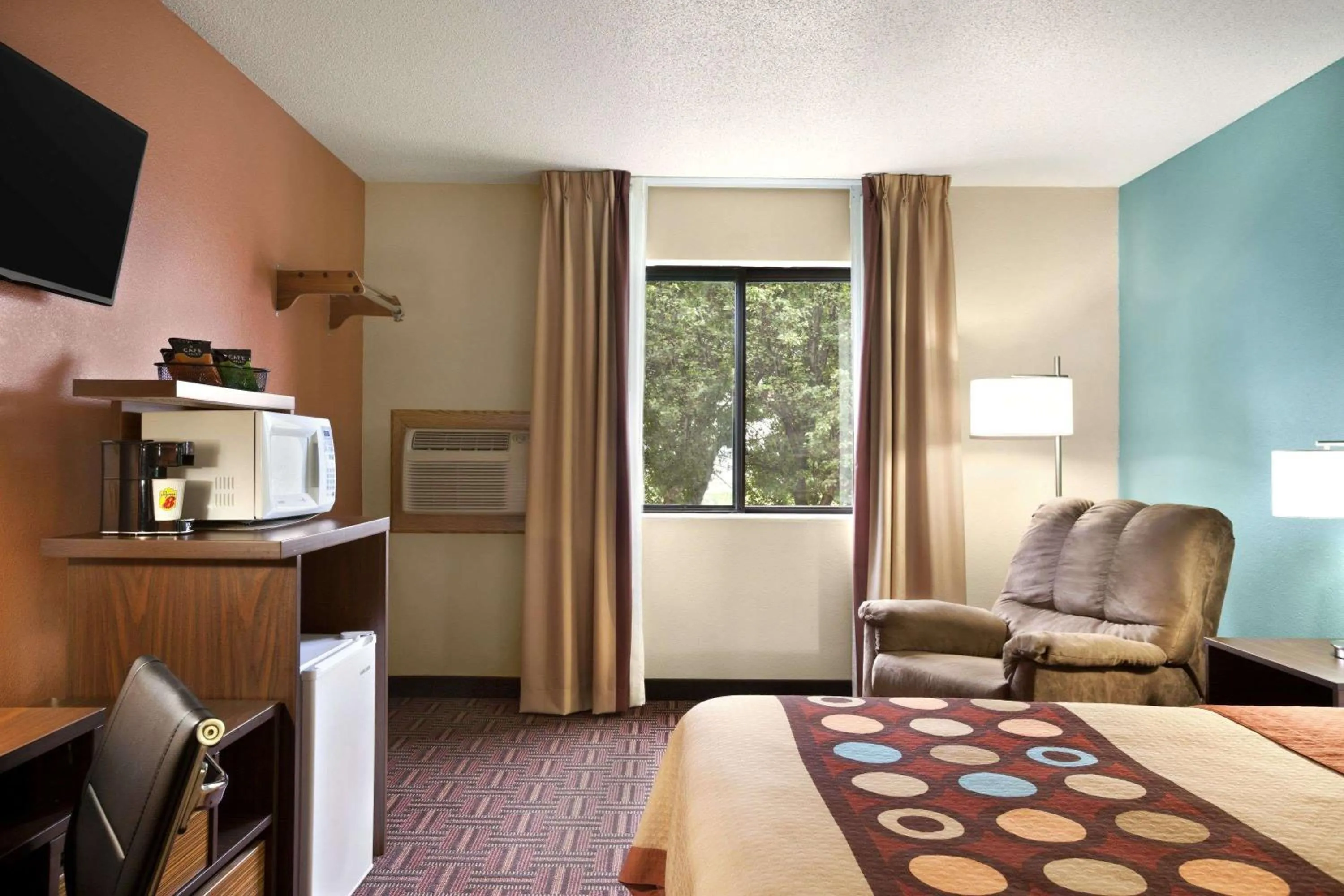 Photo of the whole room, Bed in Super 8 by Wyndham Salem