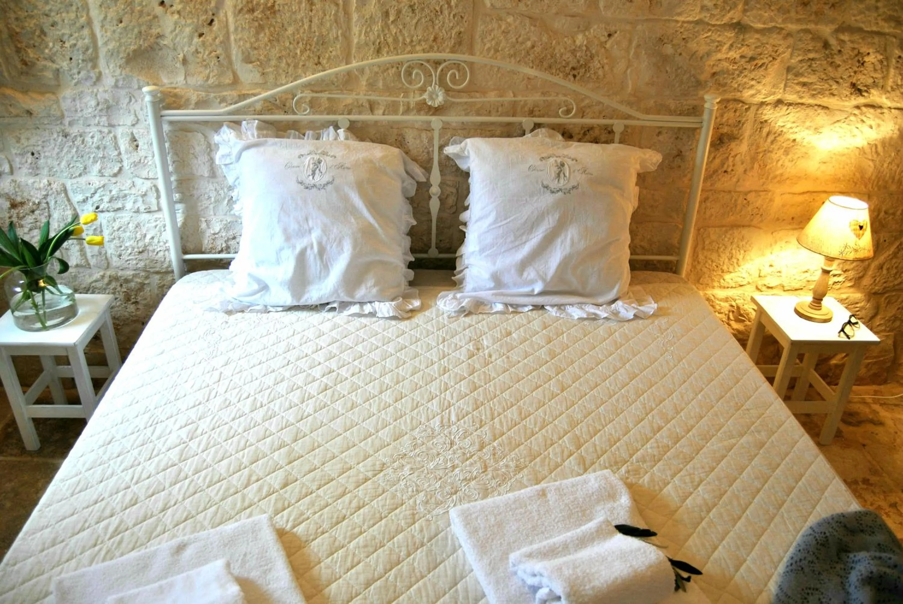 Bed in Trulli Sciummo Relais