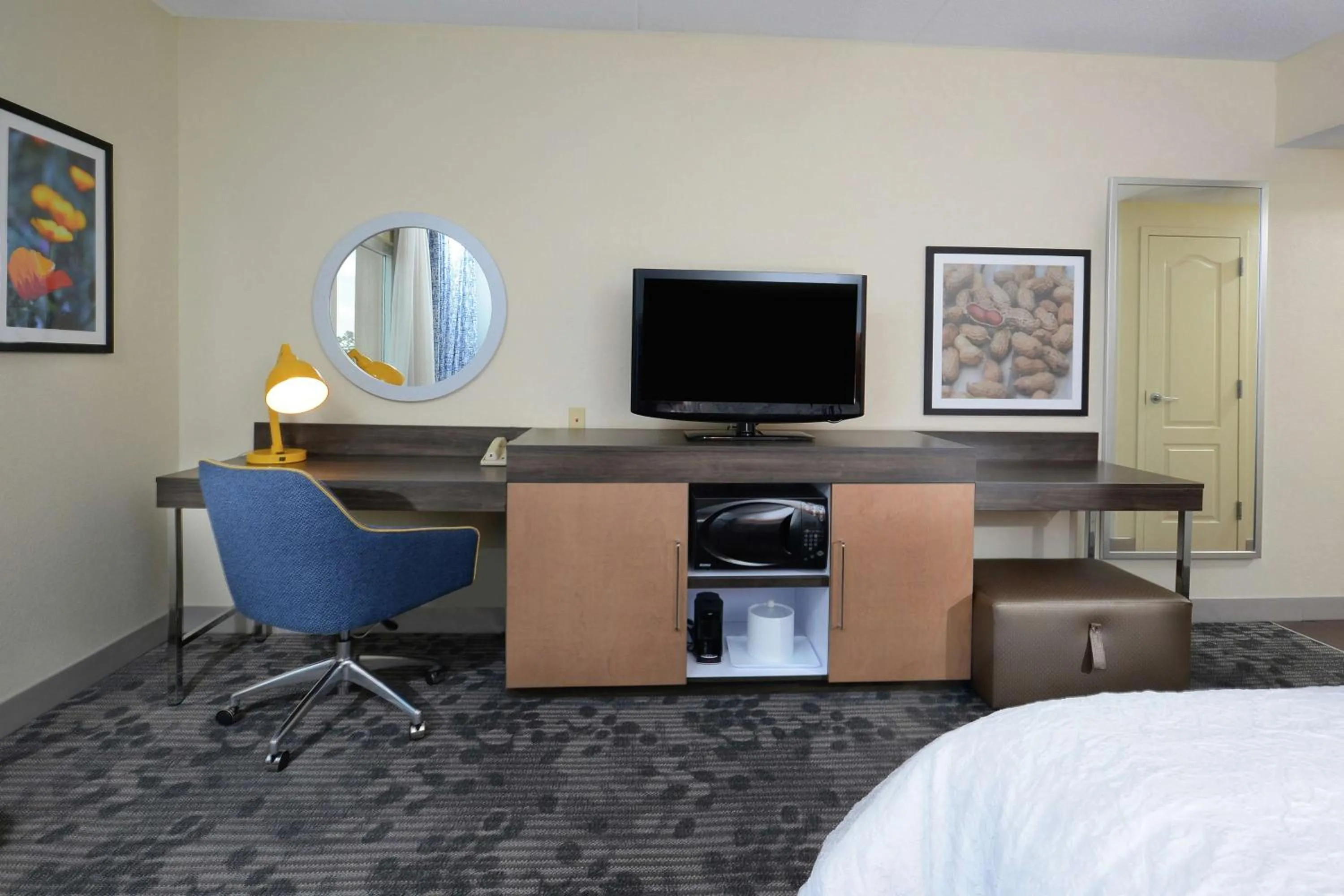 Bedroom, Bed in Hampton Inn & Suites Clinton