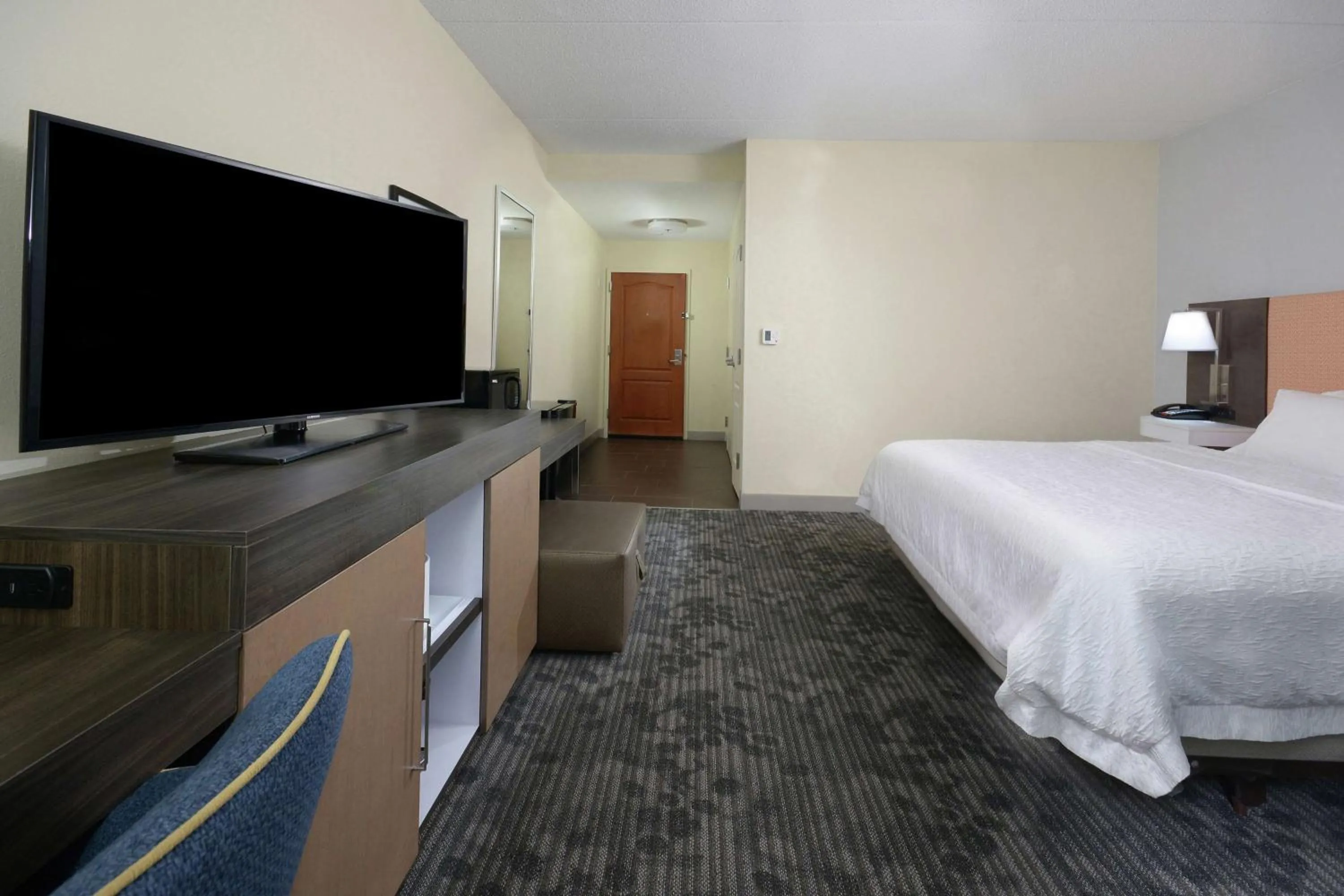 Bedroom, Bed in Hampton Inn & Suites Clinton