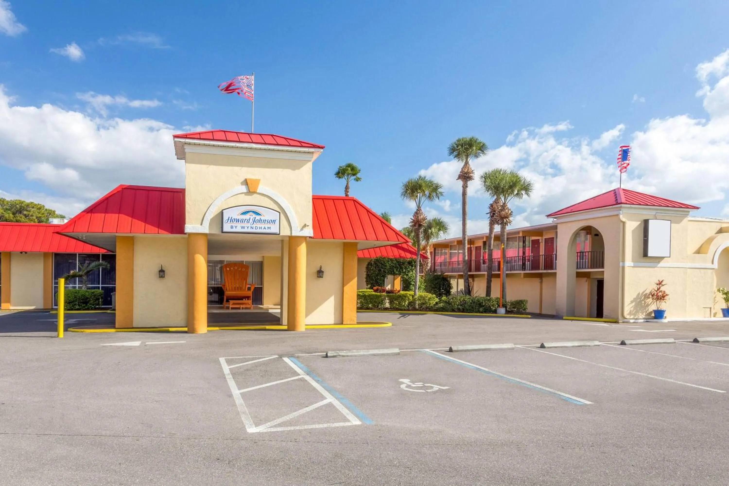 Property building in Howard Johnson by Wyndham Lakeland
