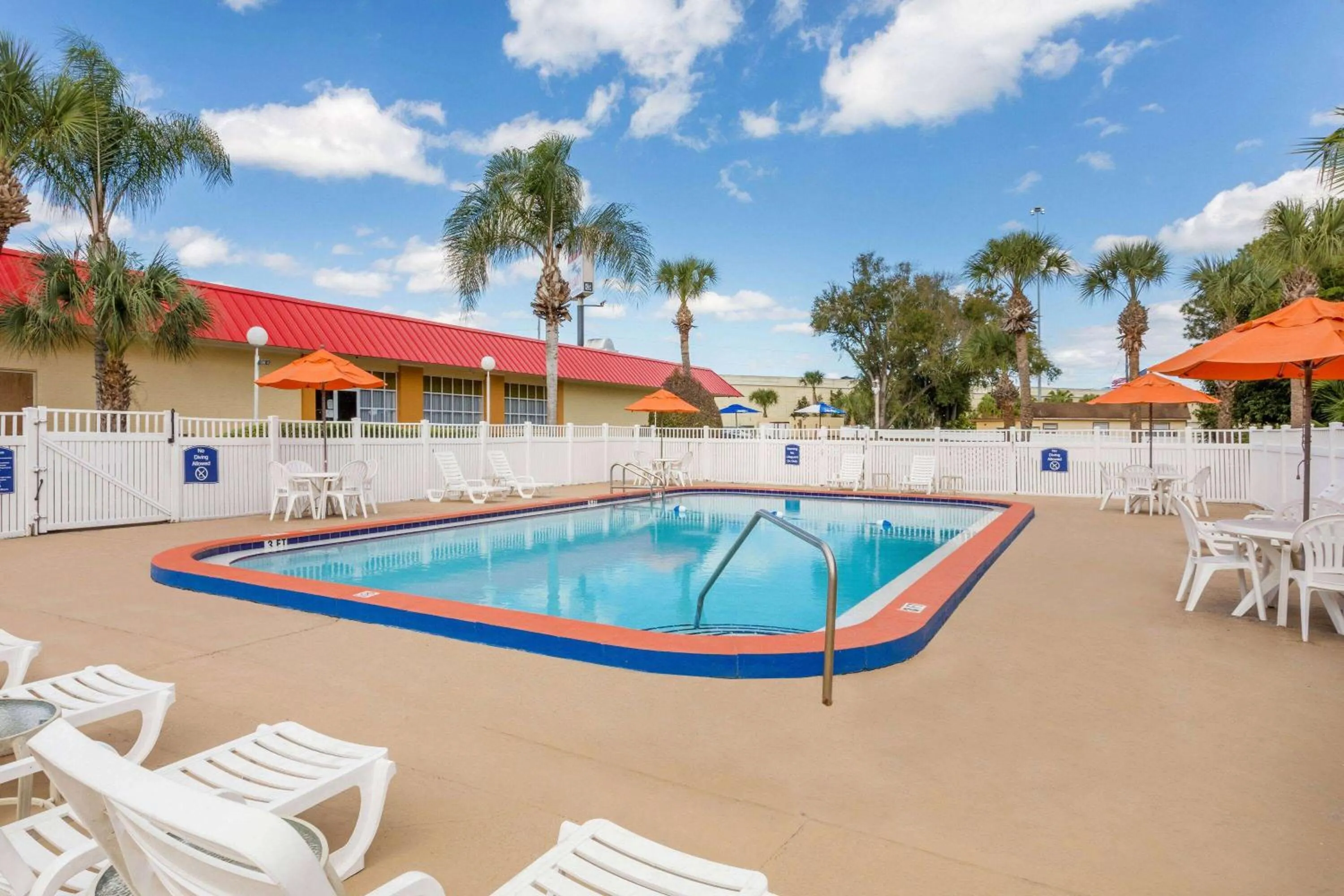 Pool view in Howard Johnson by Wyndham Lakeland