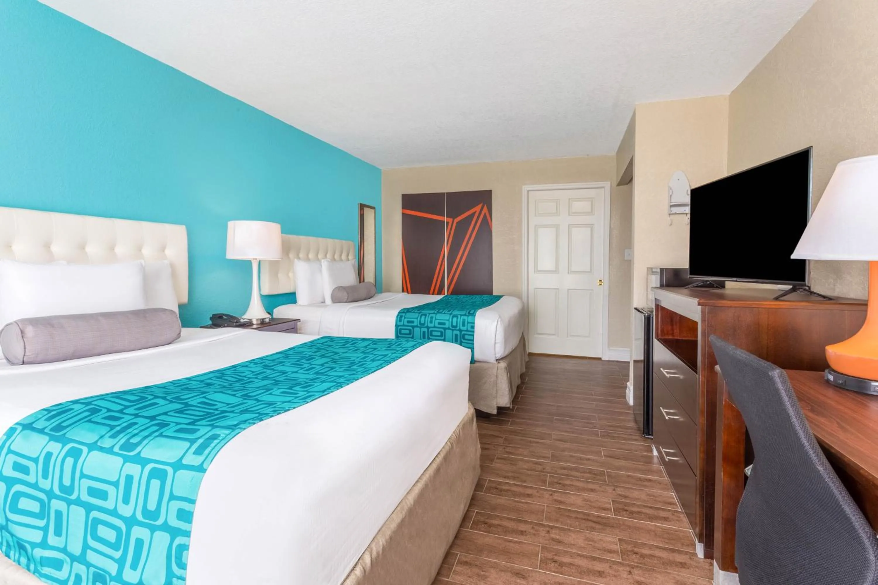 Bedroom, Bed in Howard Johnson by Wyndham Lakeland