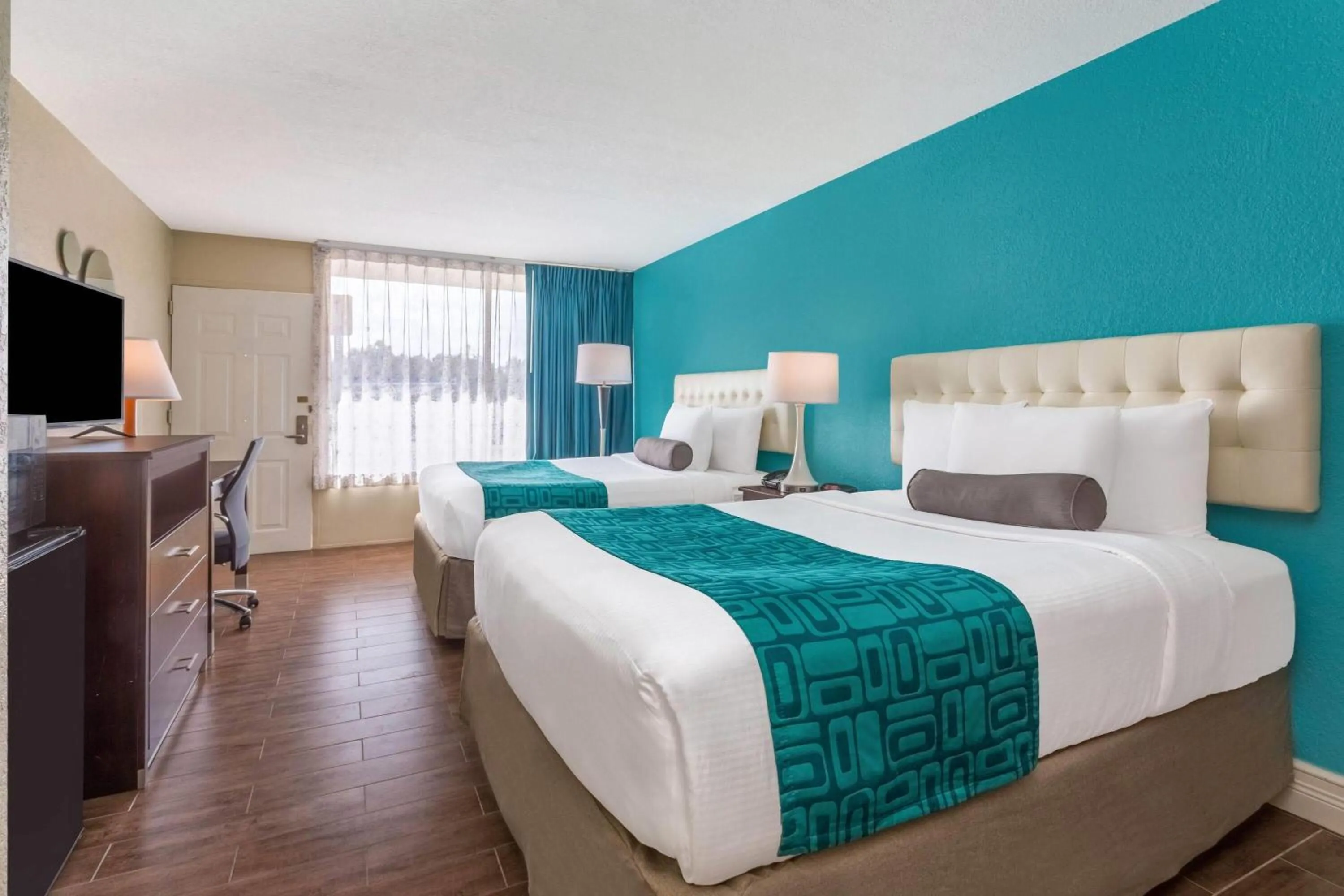 Photo of the whole room, Bed in Howard Johnson by Wyndham Lakeland