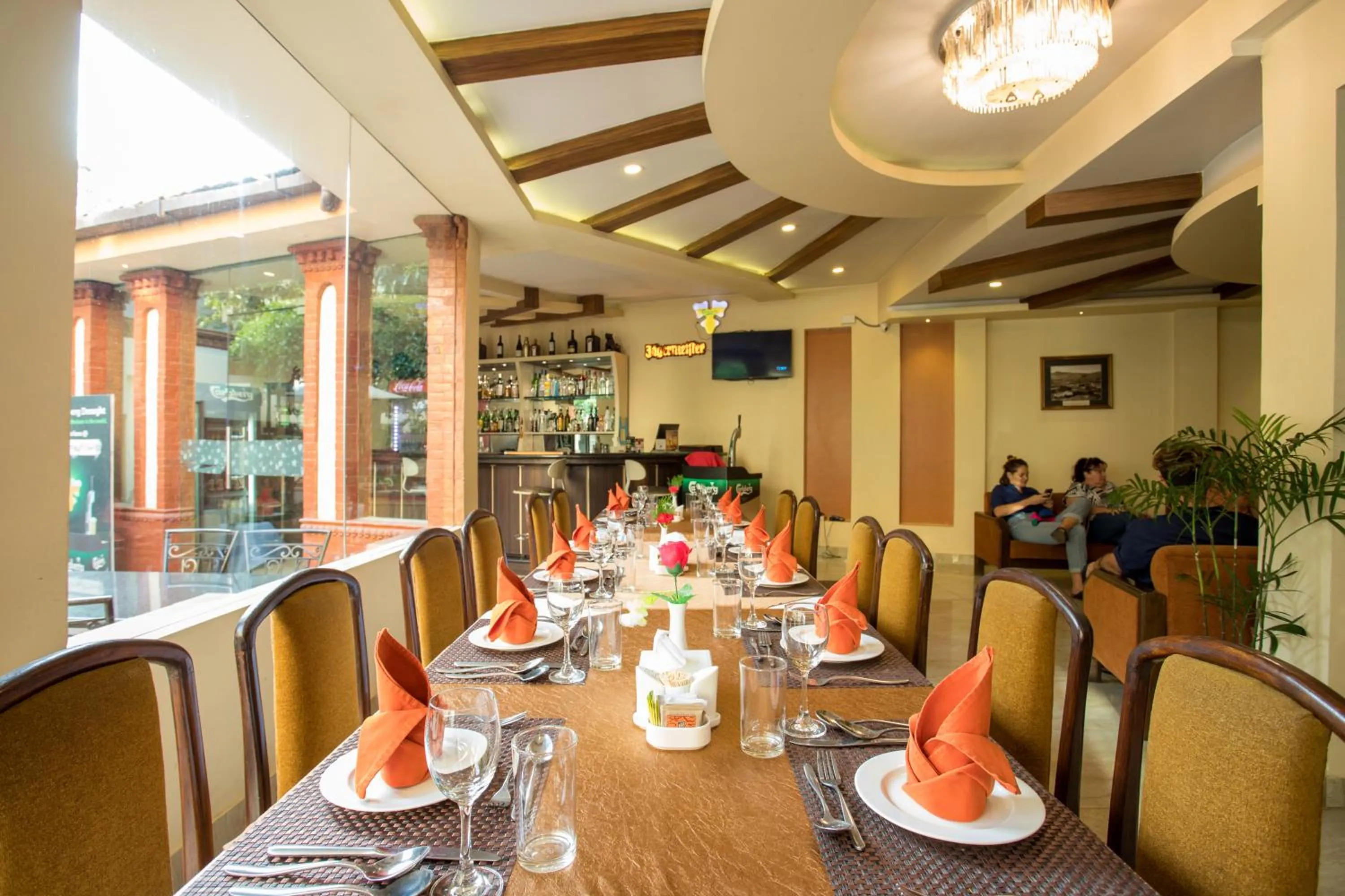 Restaurant/places to eat in Hotel Moonlight