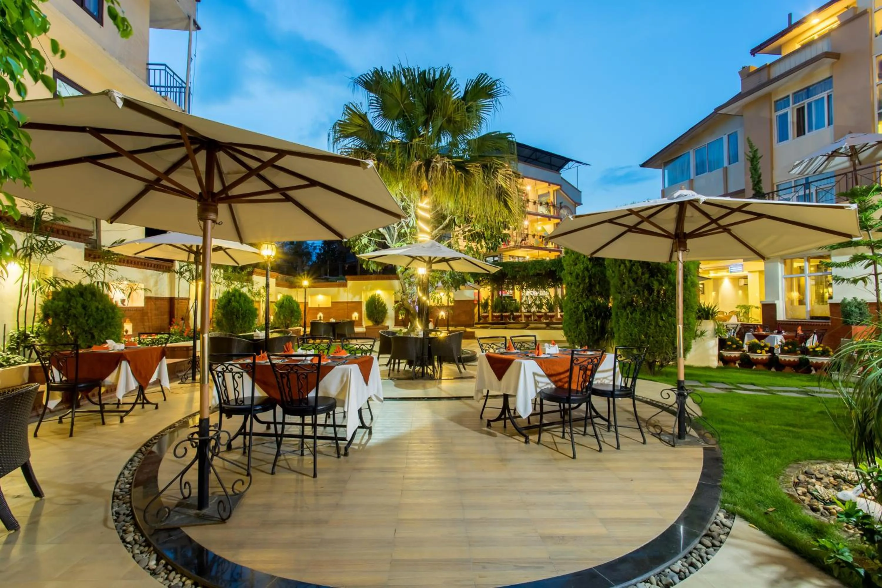 Restaurant/places to eat in Hotel Moonlight