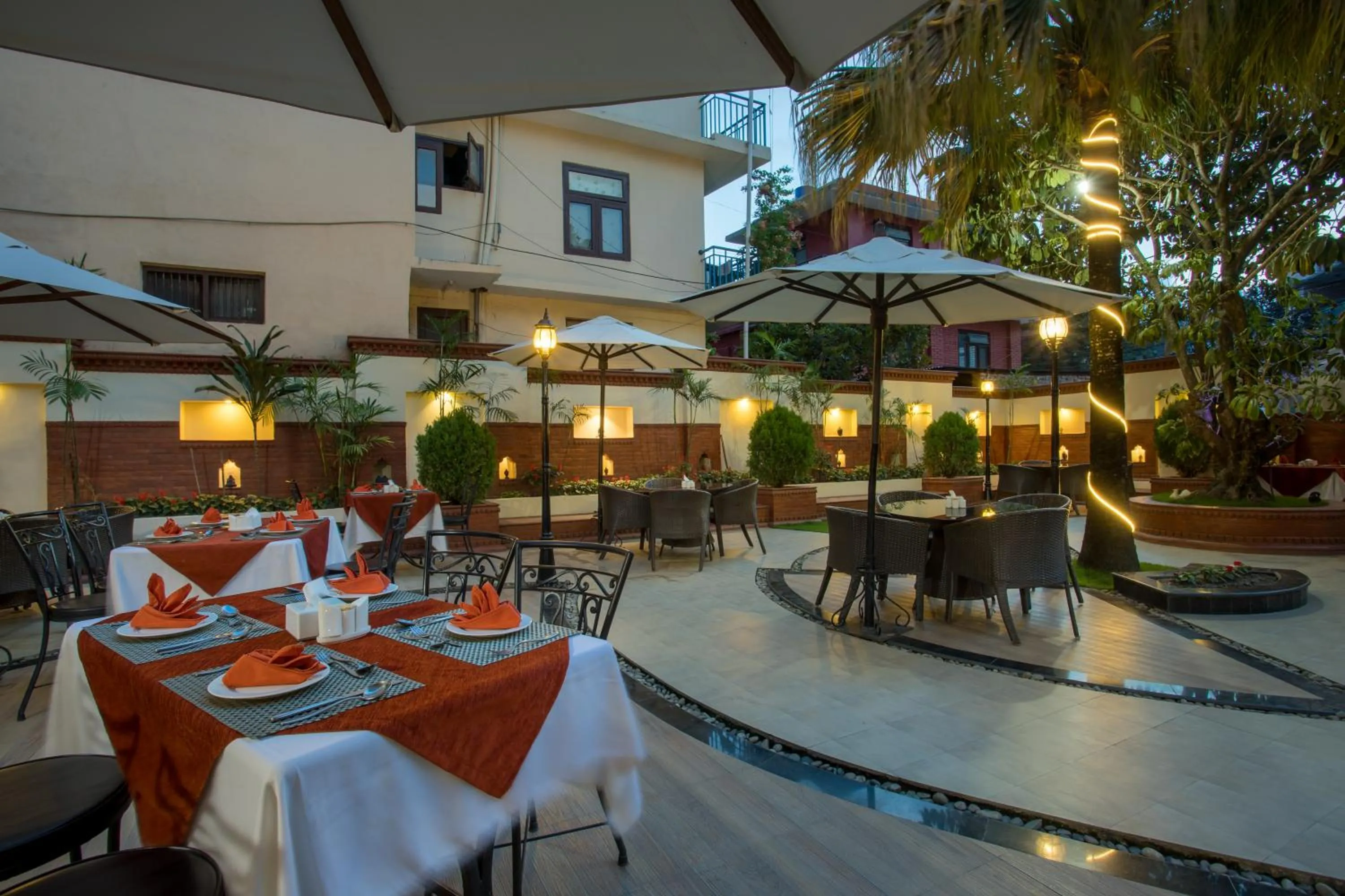 Restaurant/places to eat in Hotel Moonlight