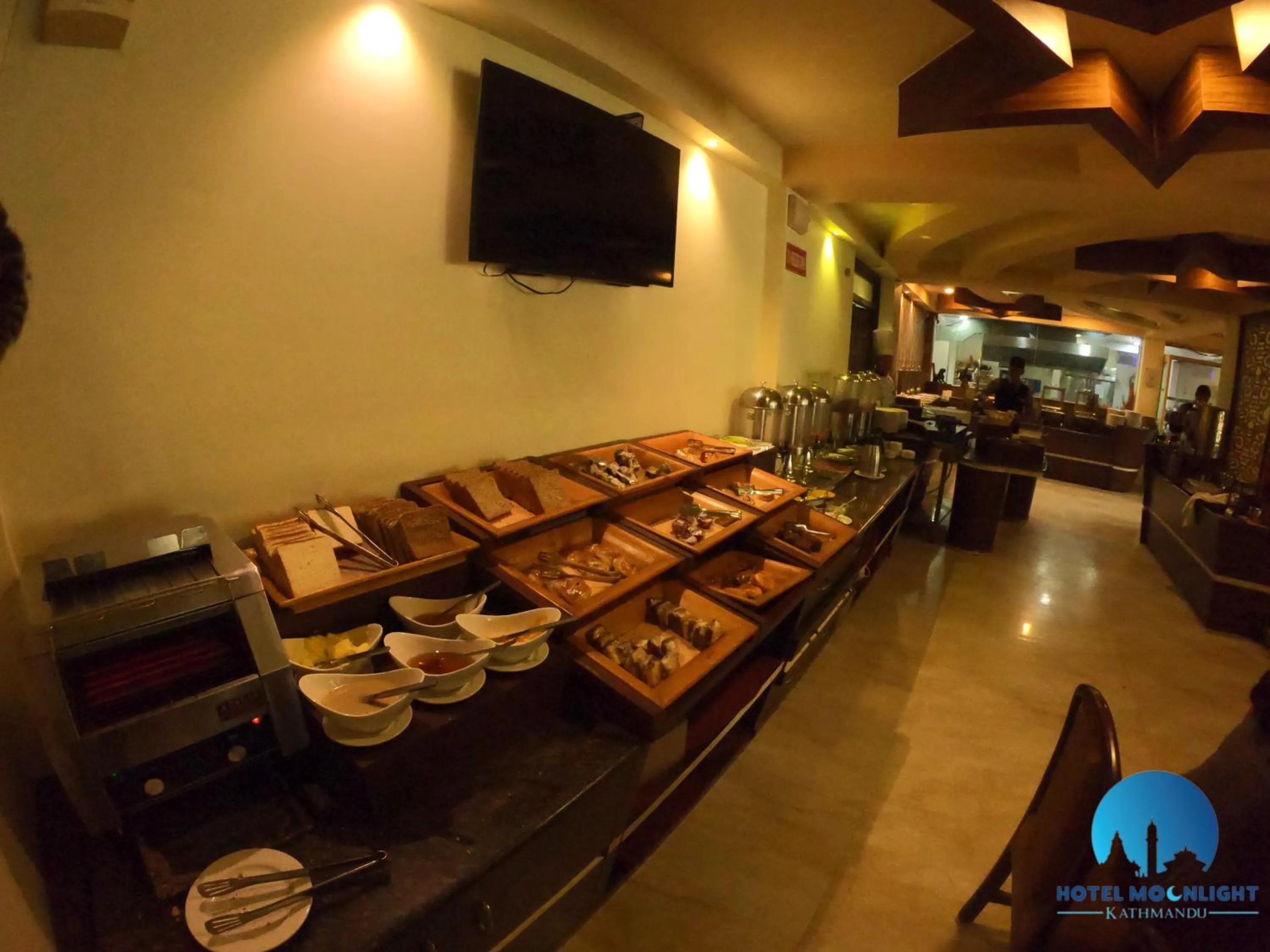 Restaurant/places to eat in Hotel Moonlight