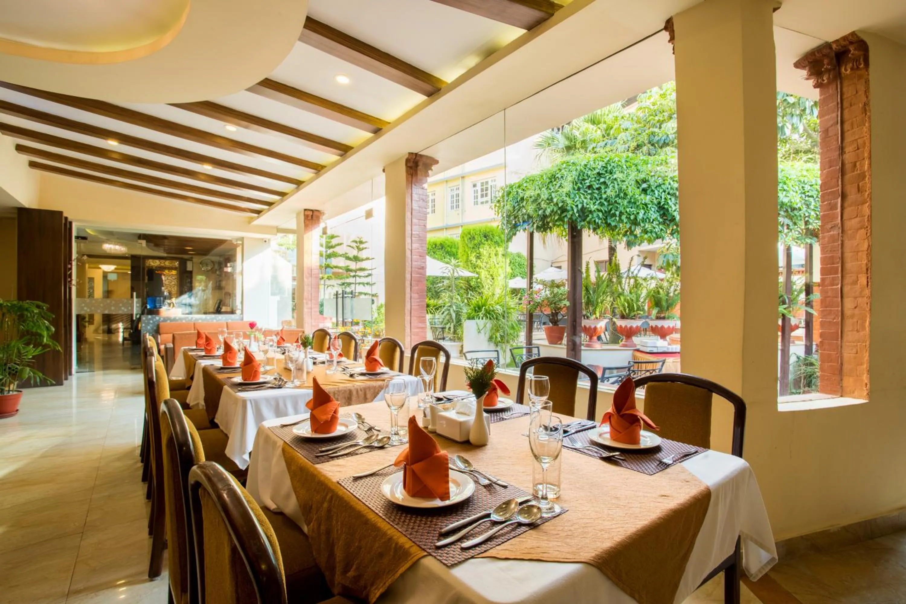 Restaurant/places to eat in Hotel Moonlight