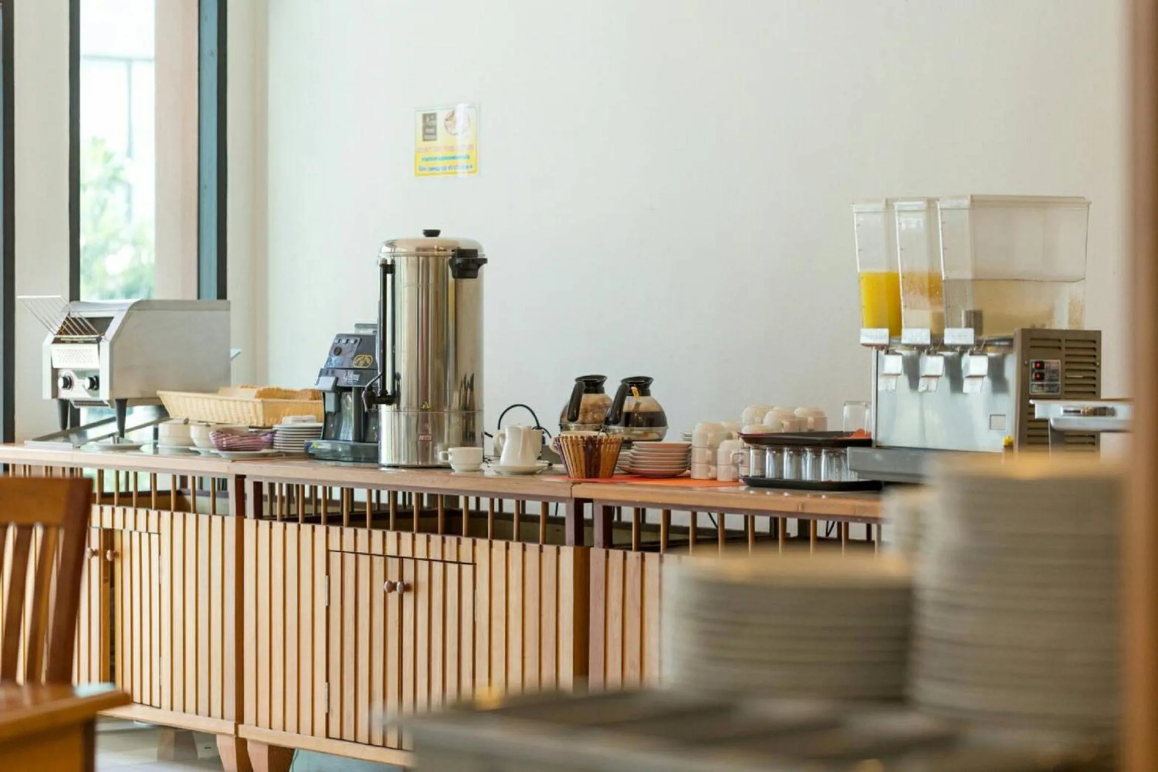 Restaurant/places to eat in Neo Hotel