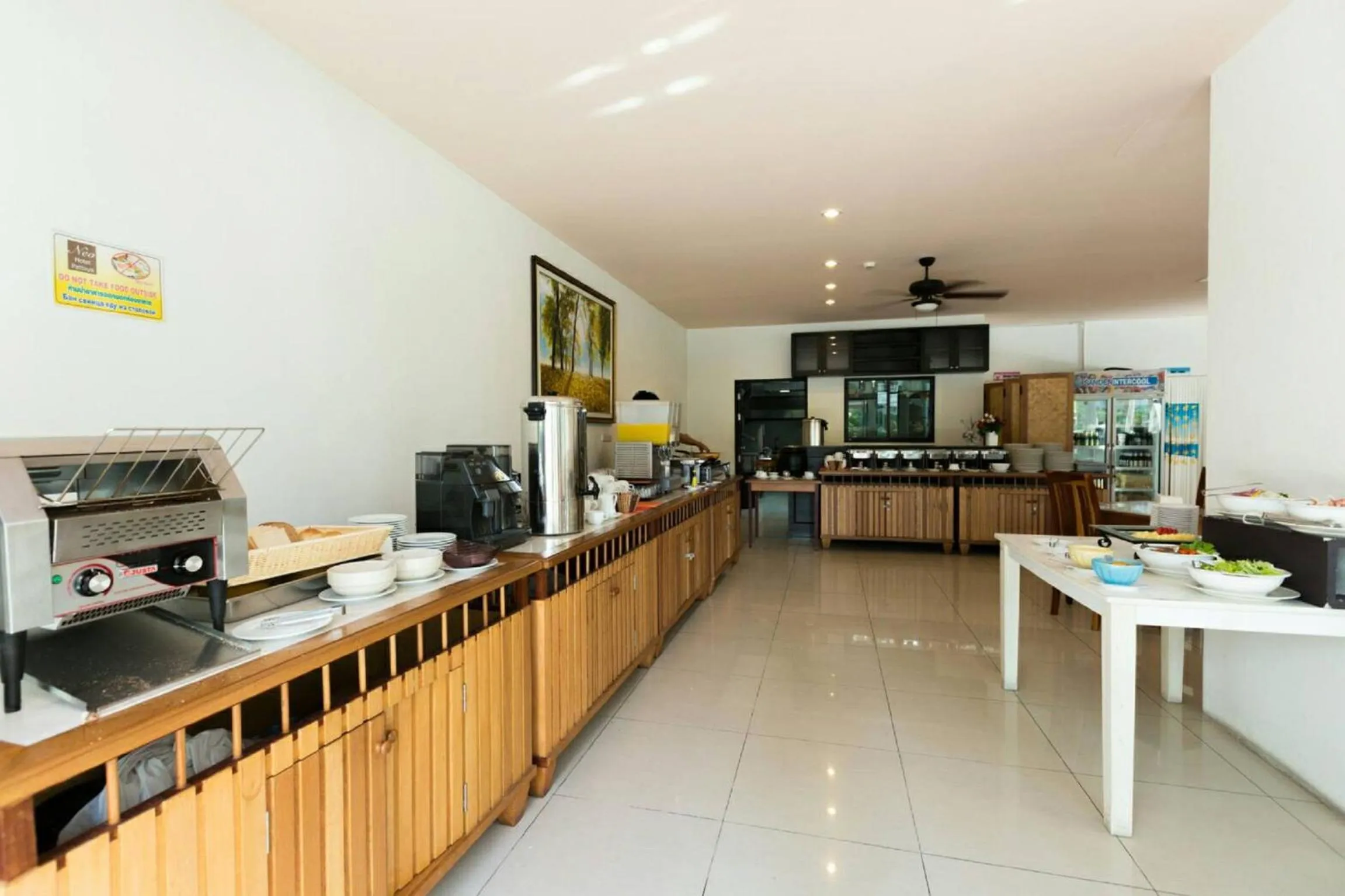 Restaurant/places to eat in Neo Hotel