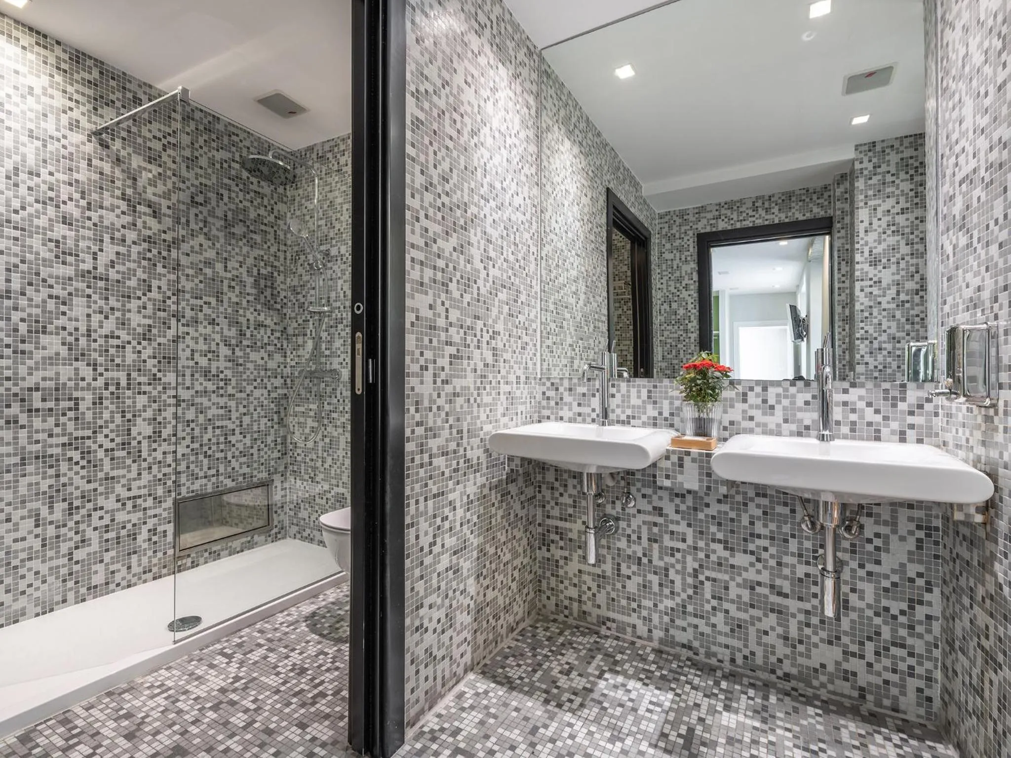 Shower in Martini Rooms Castello