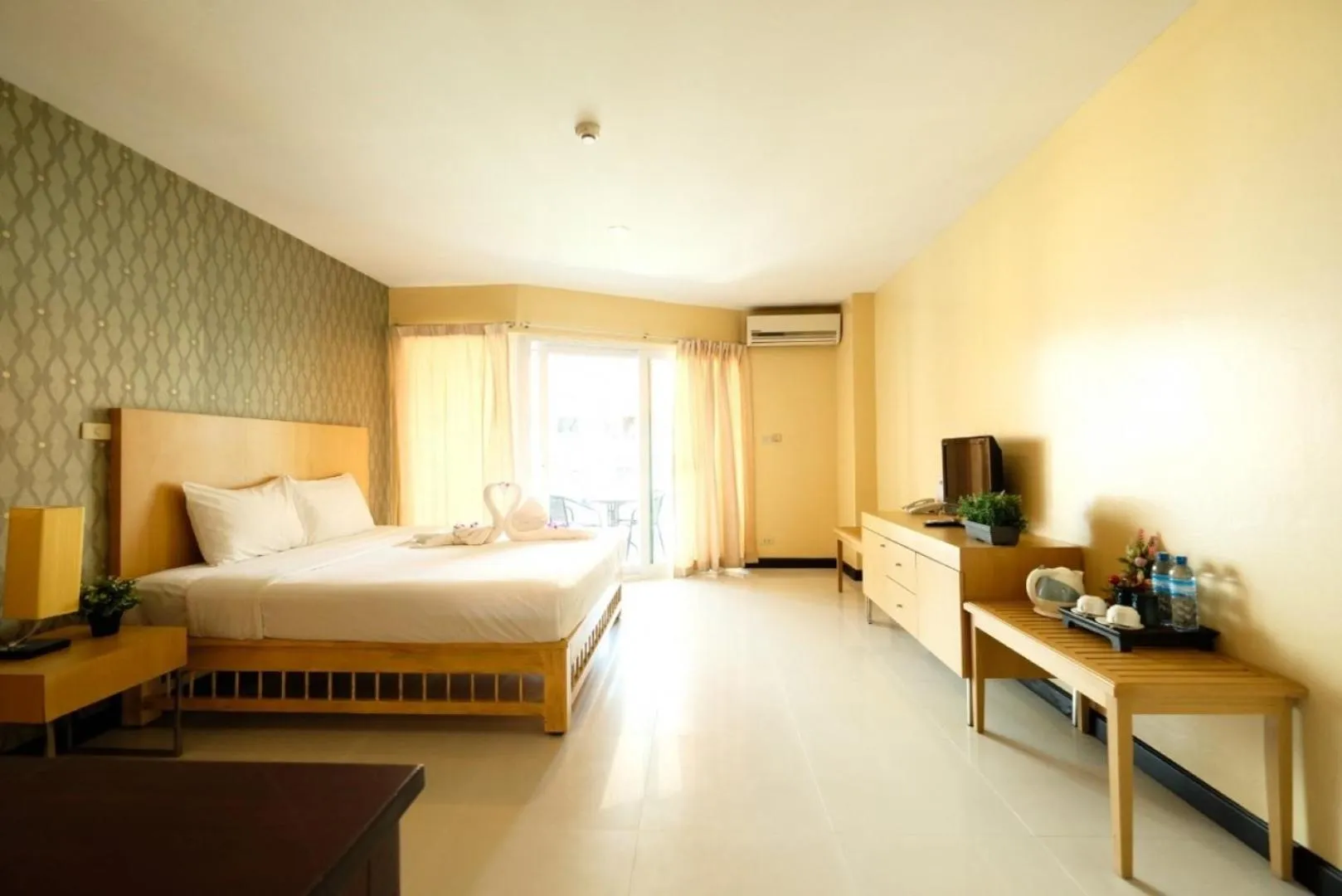 Photo of the whole room, Bed in Jomtien Plaza Residence