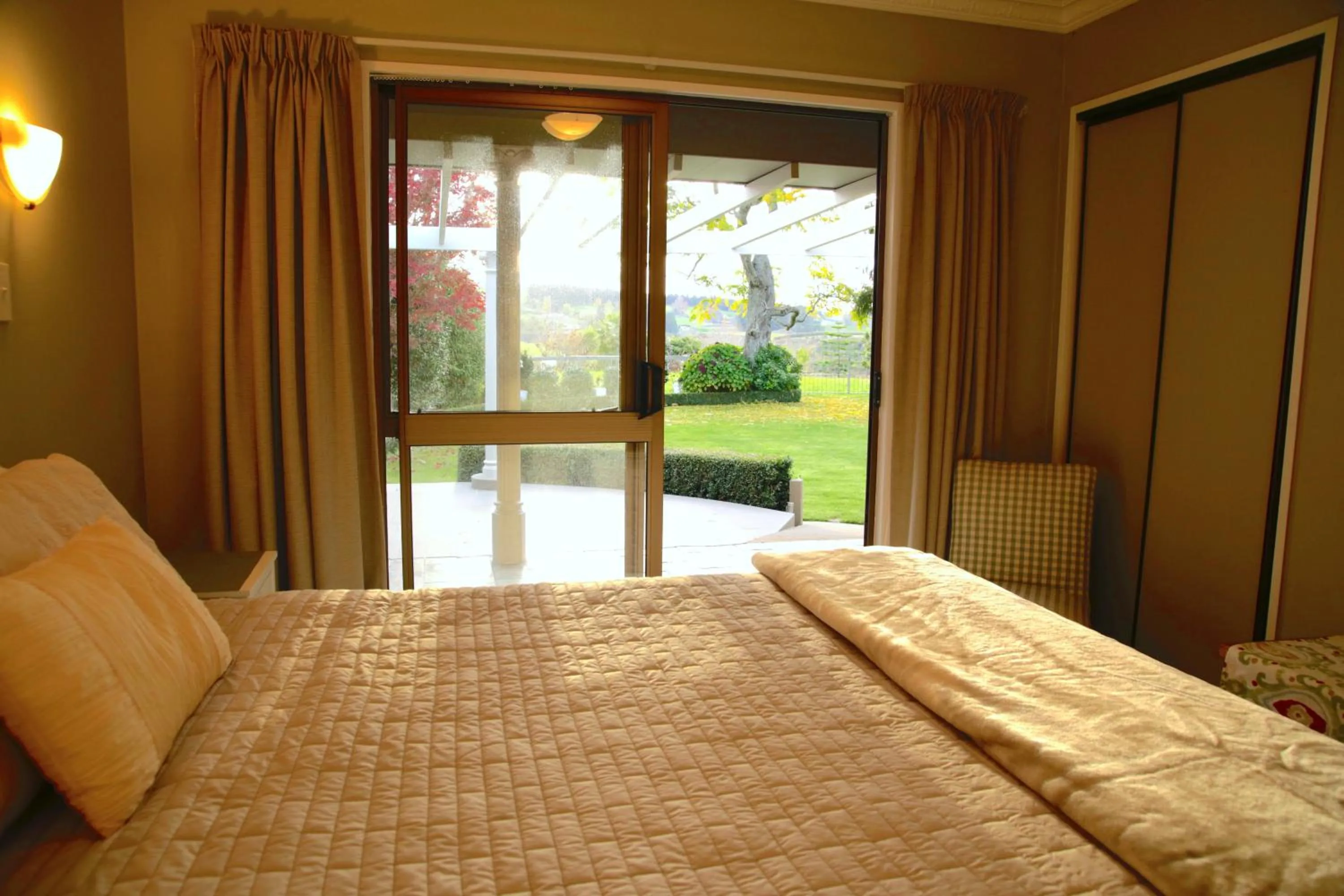 Photo of the whole room, Bed in Somersal Bed & Breakfast