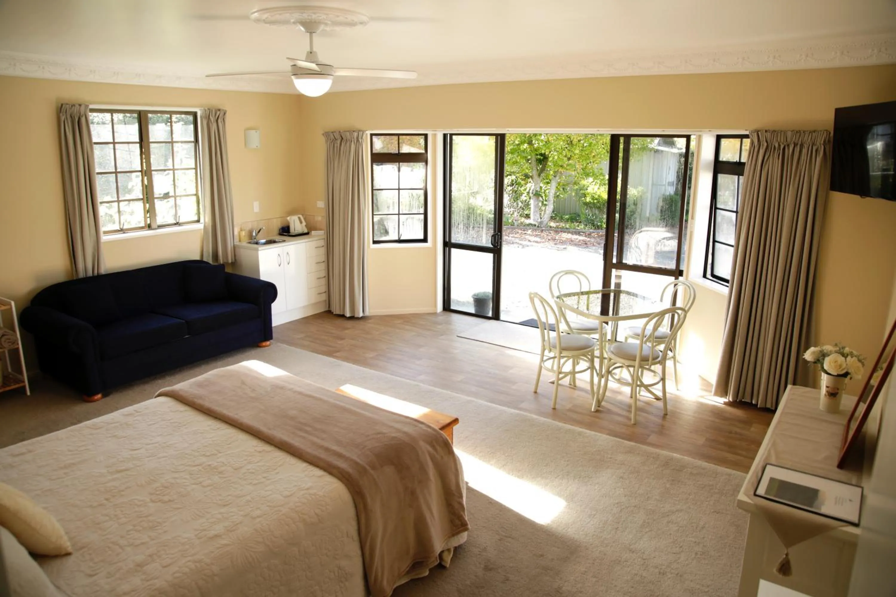 Photo of the whole room, Bed in Somersal Bed & Breakfast