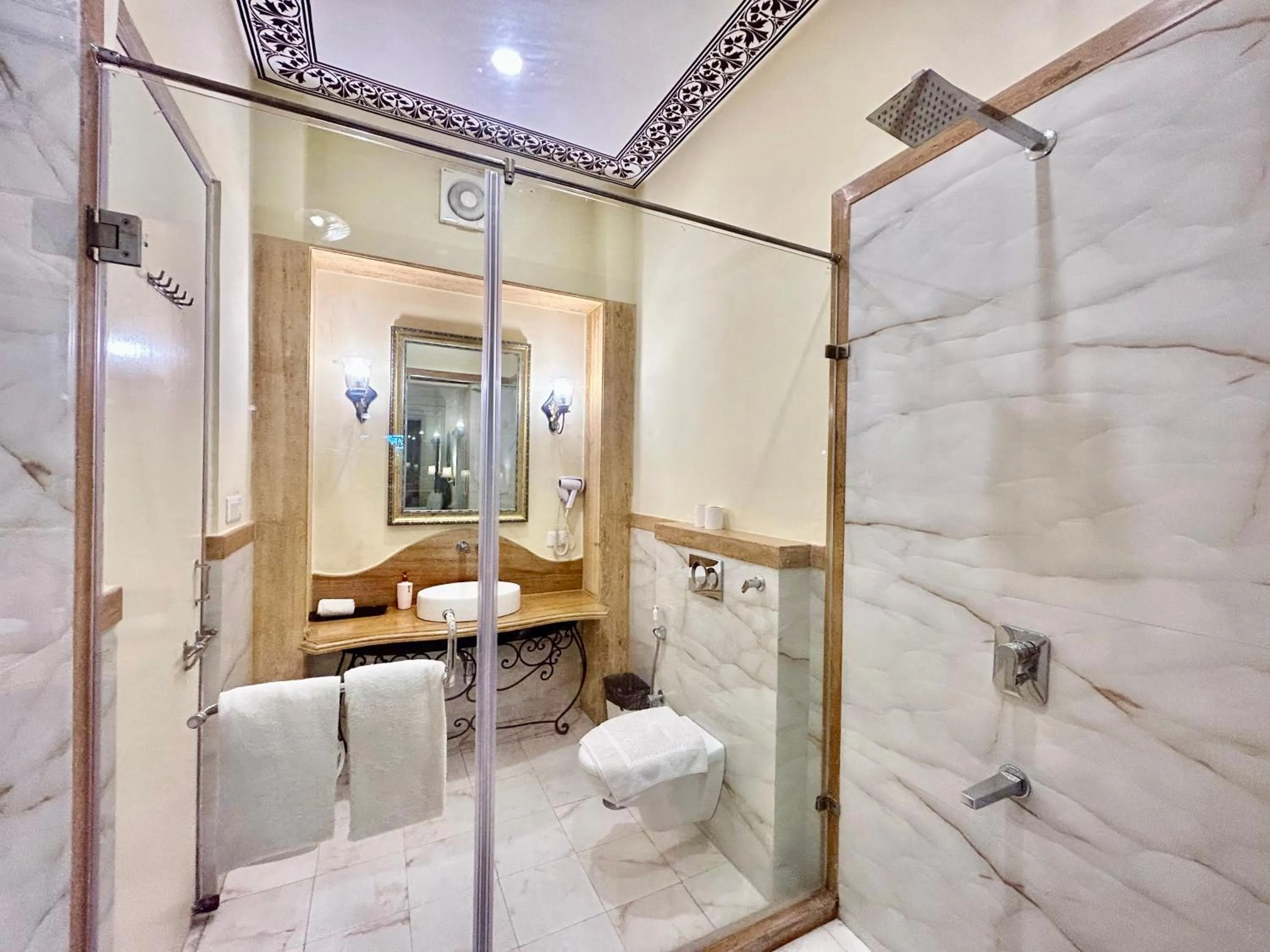 Umaid Palace - A Lakeside Resort - 25 minutes from Mehandipur Balaji - 20 minutes from Chand Baori Stepwell Abhaneri & 40 minutes from Bhangarh Fort