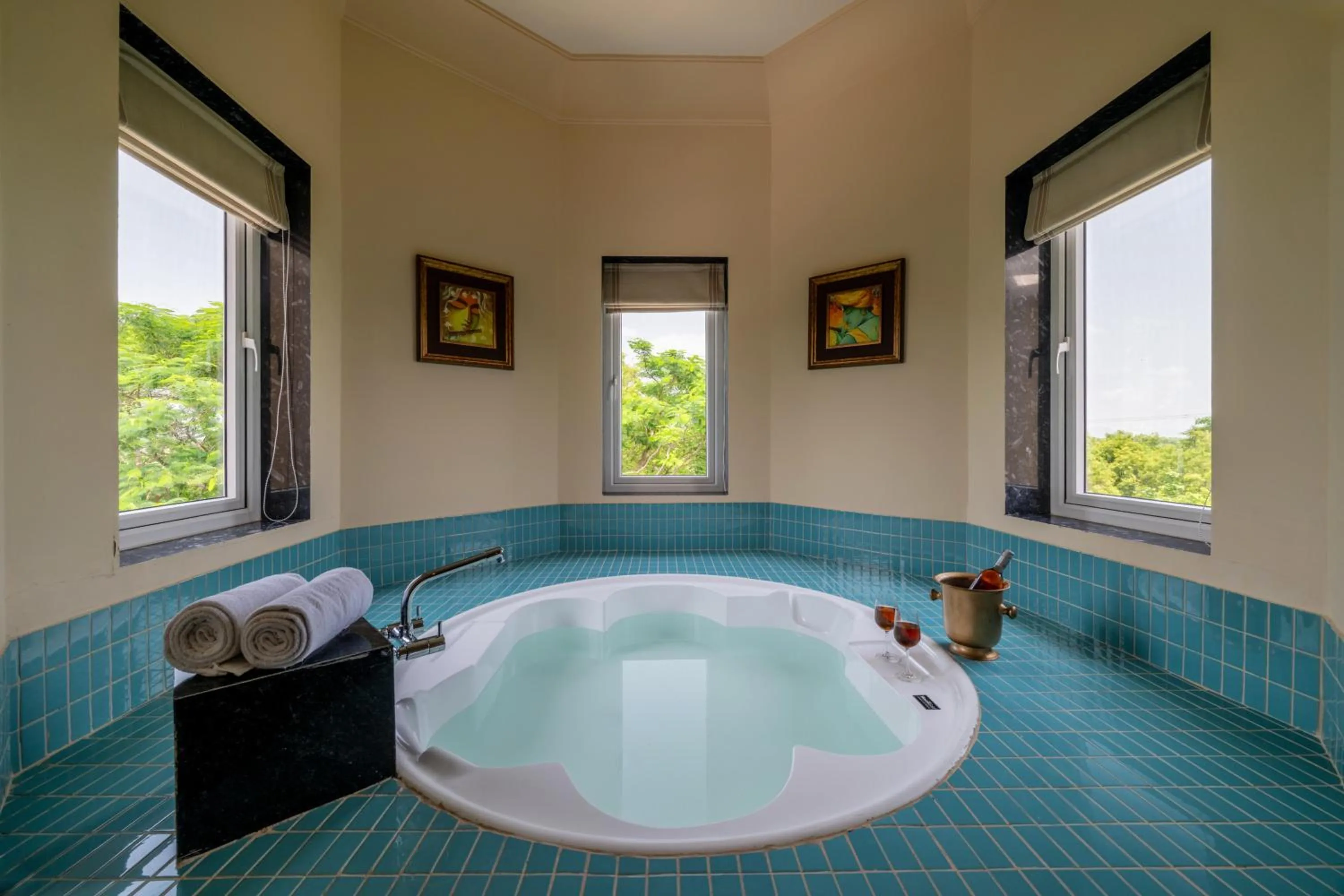 Umaid Palace - A Lakeside Resort - 25 minutes from Mehandipur Balaji - 20 minutes from Chand Baori Stepwell Abhaneri & 40 minutes from Bhangarh Fort