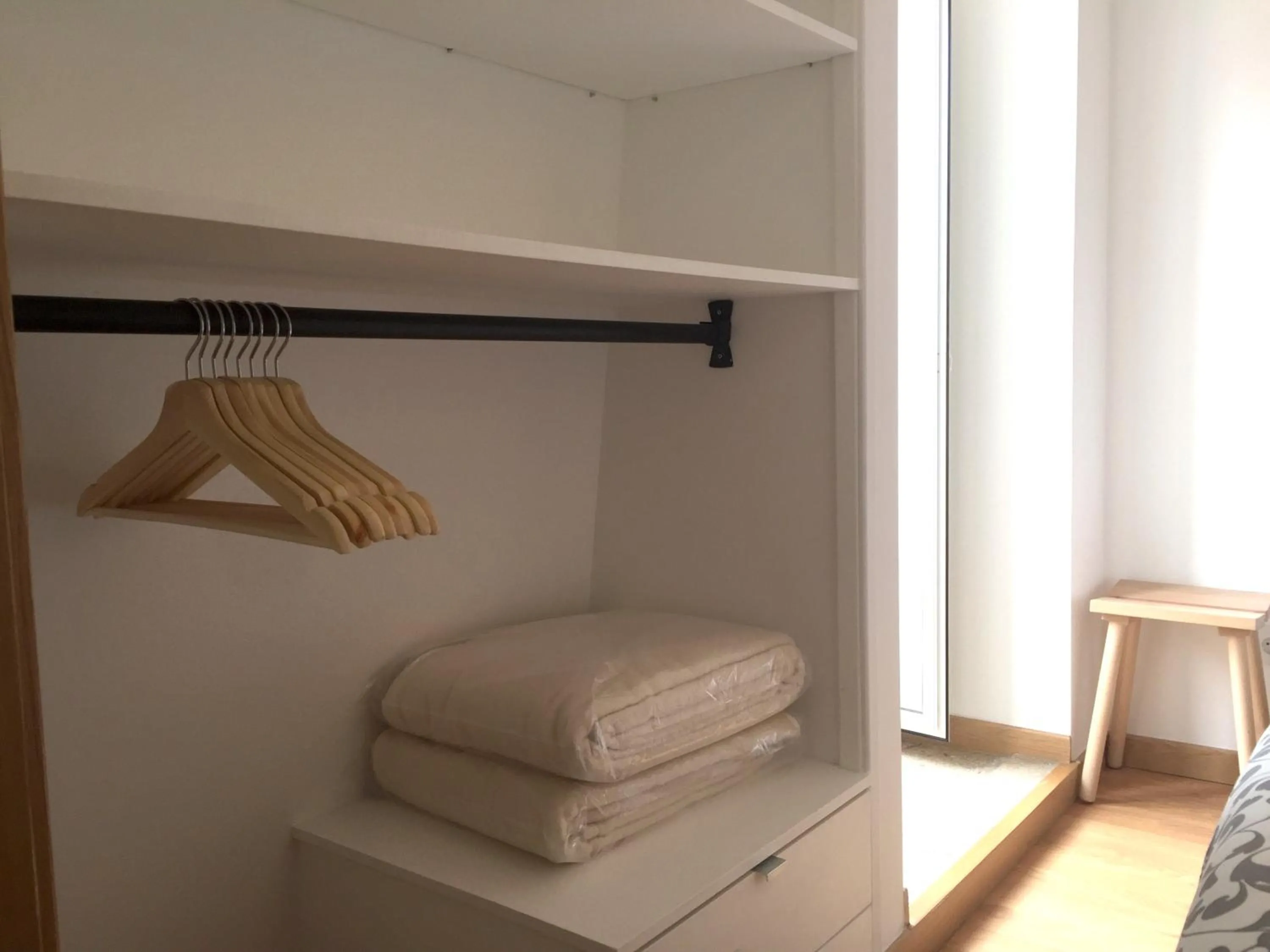 wardrobe, Bed in Apartments Center Lisboa
