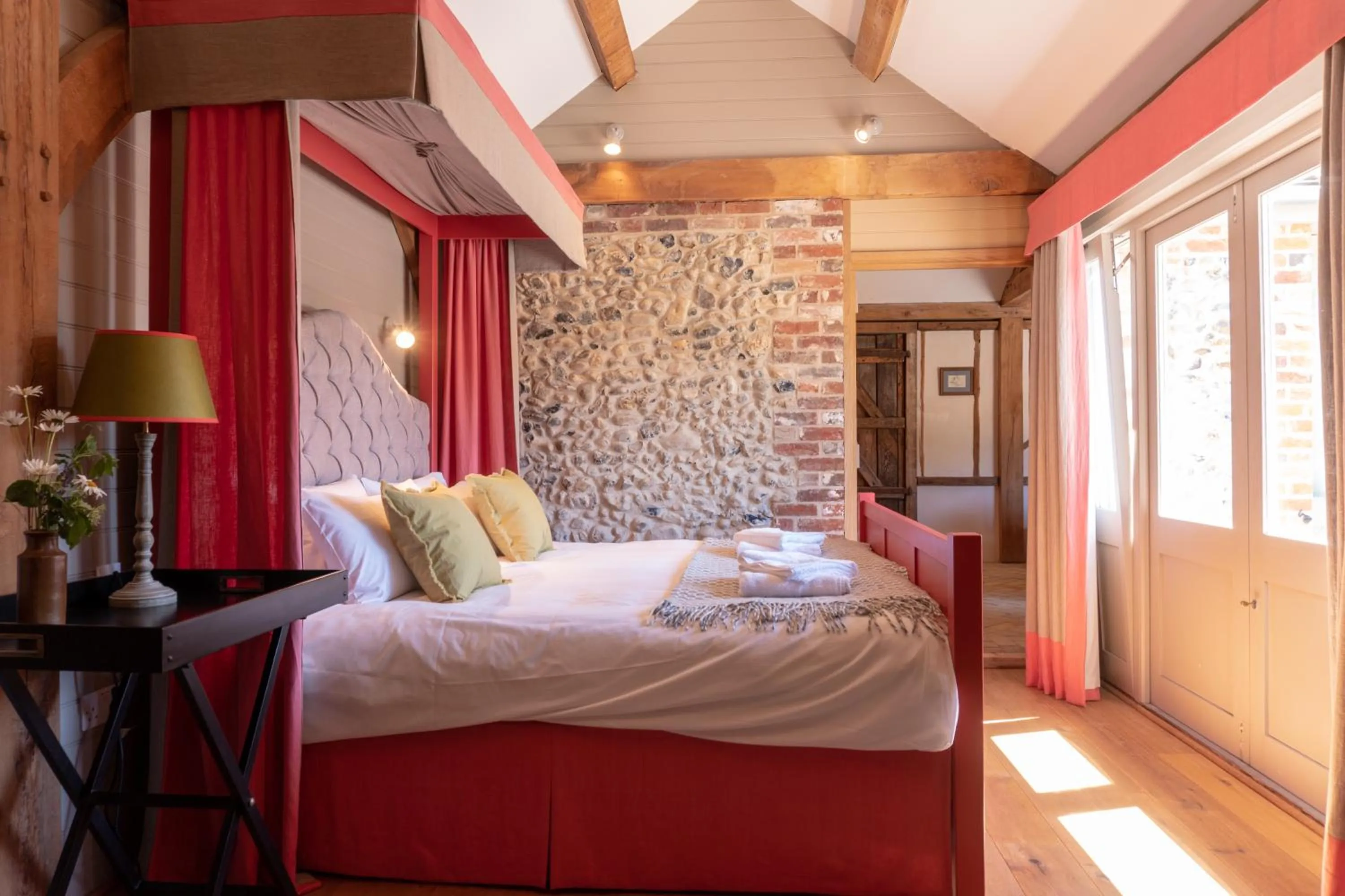 Bedroom, Bed in Retreat East