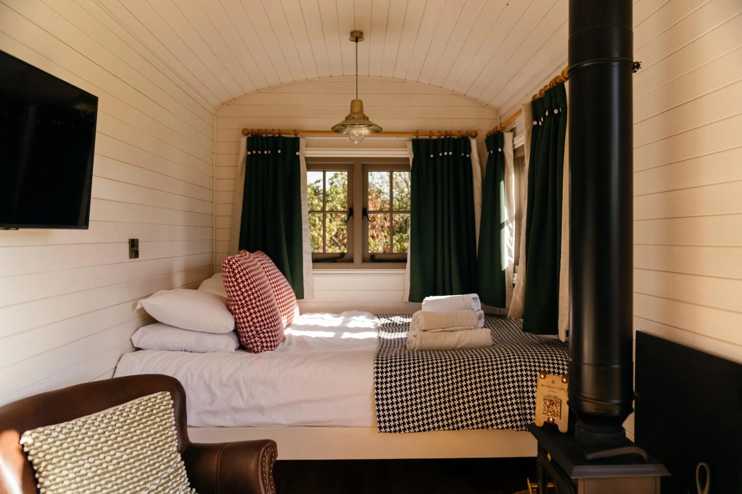 Property building, Bed in Retreat East