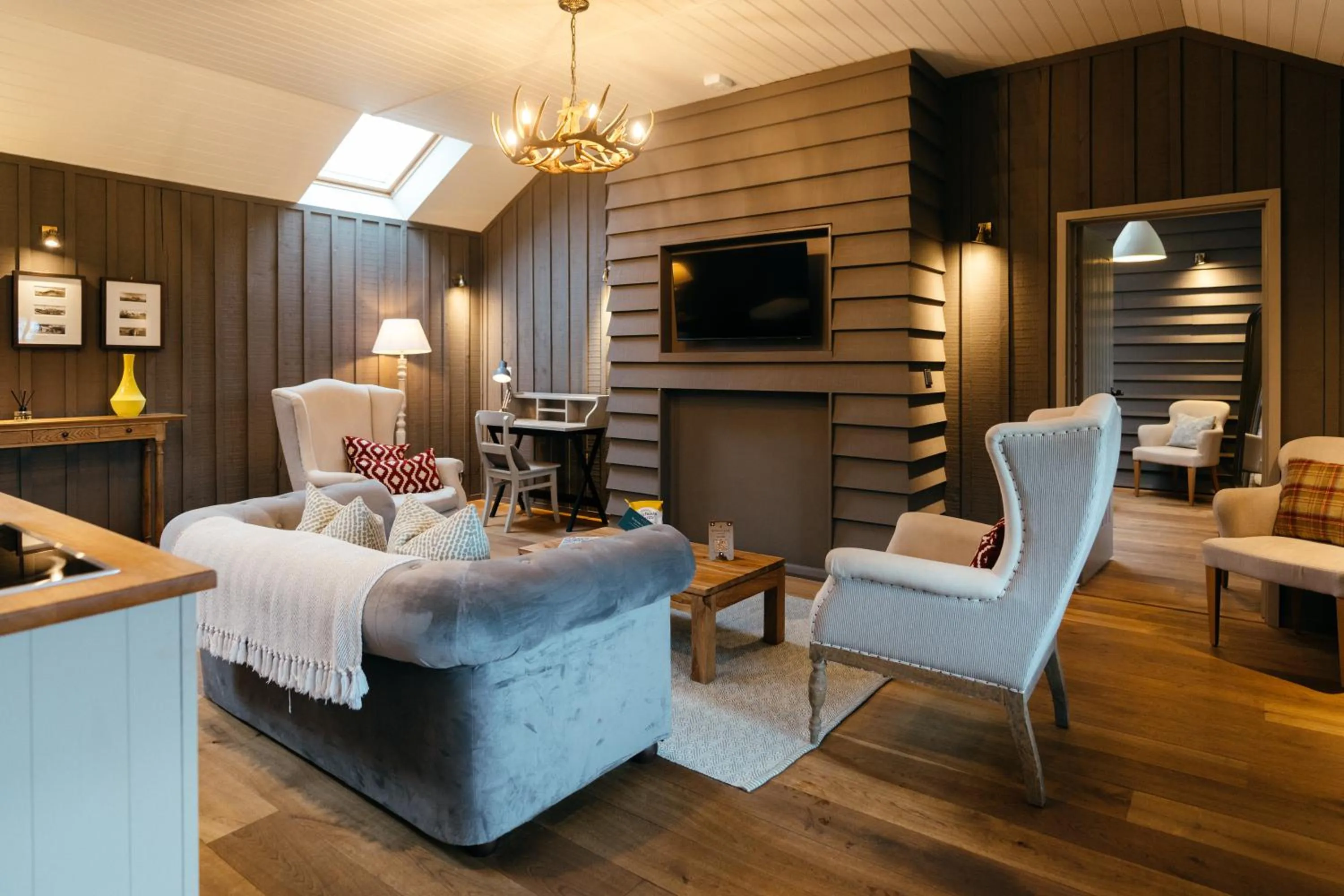 Living room, Bed in Retreat East