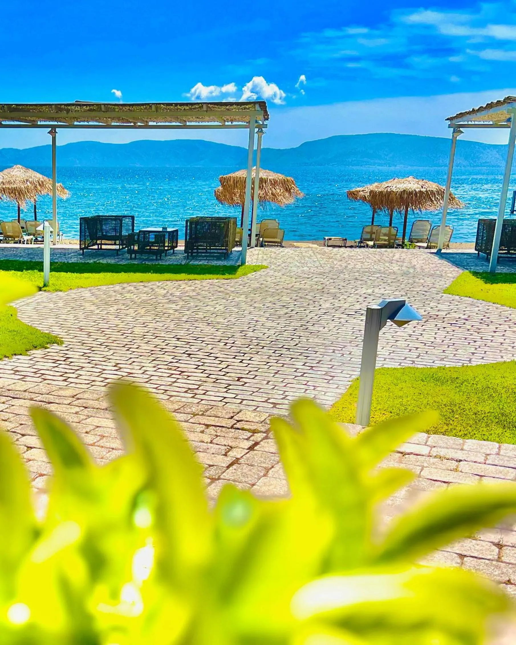 Restaurant/places to eat in Makis Inn Resort