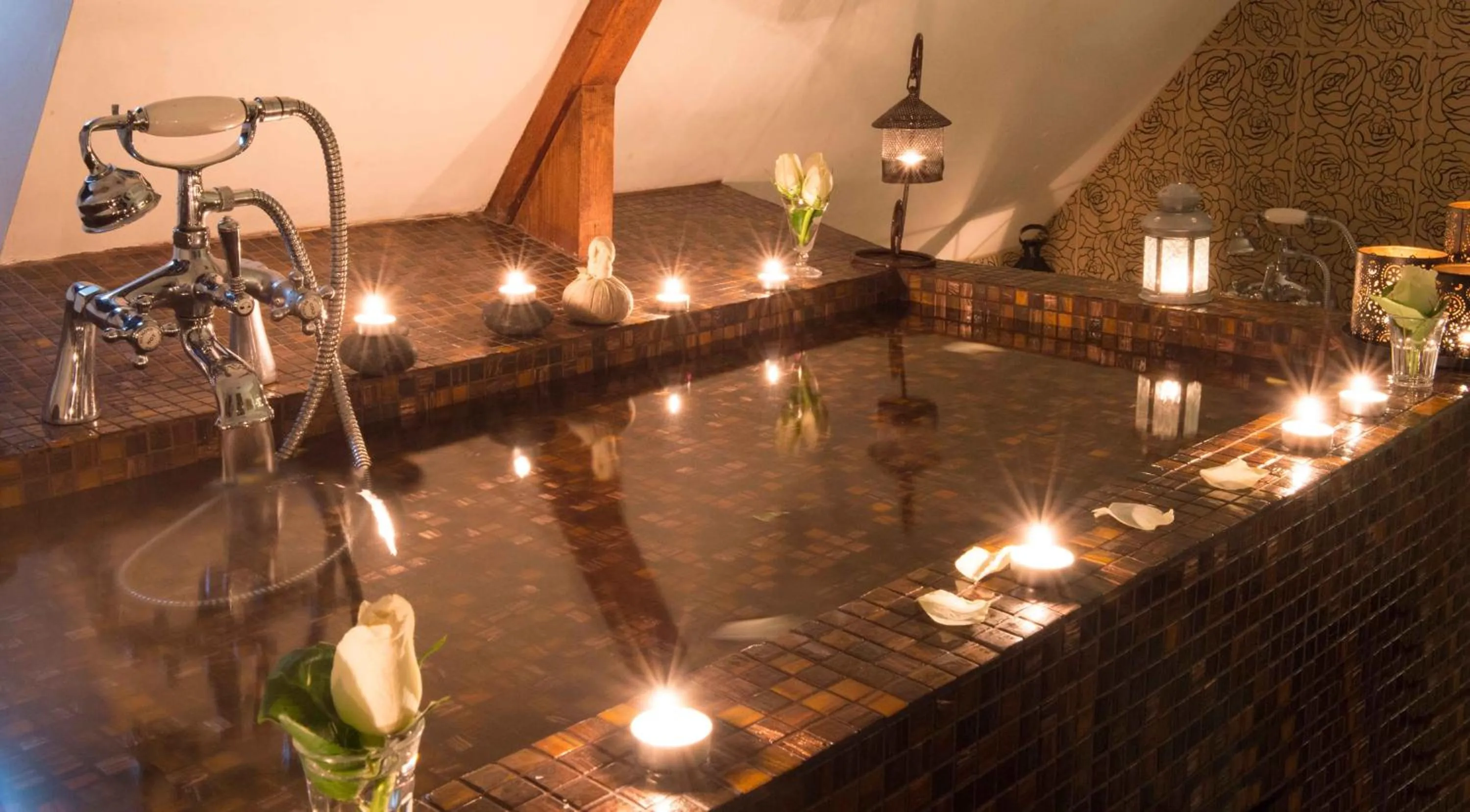 Hot Spring Bath in Le Mascaret - Restaurant Hotel Spa - Teritoria