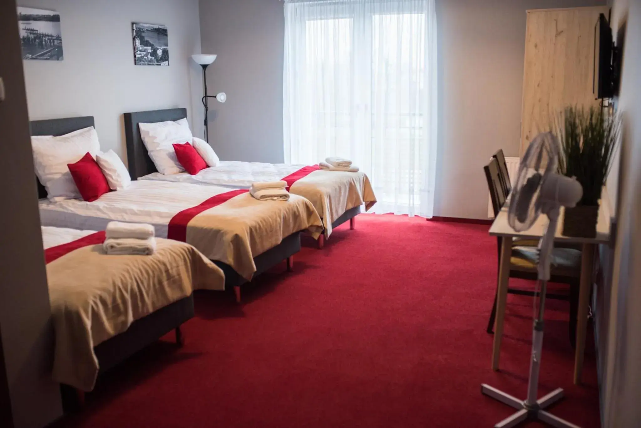 Triple Room with Shower in Zajazd u Piasta Kołodzieja Triple Room with Shower in Zajazd u Piasta Kołodzieja