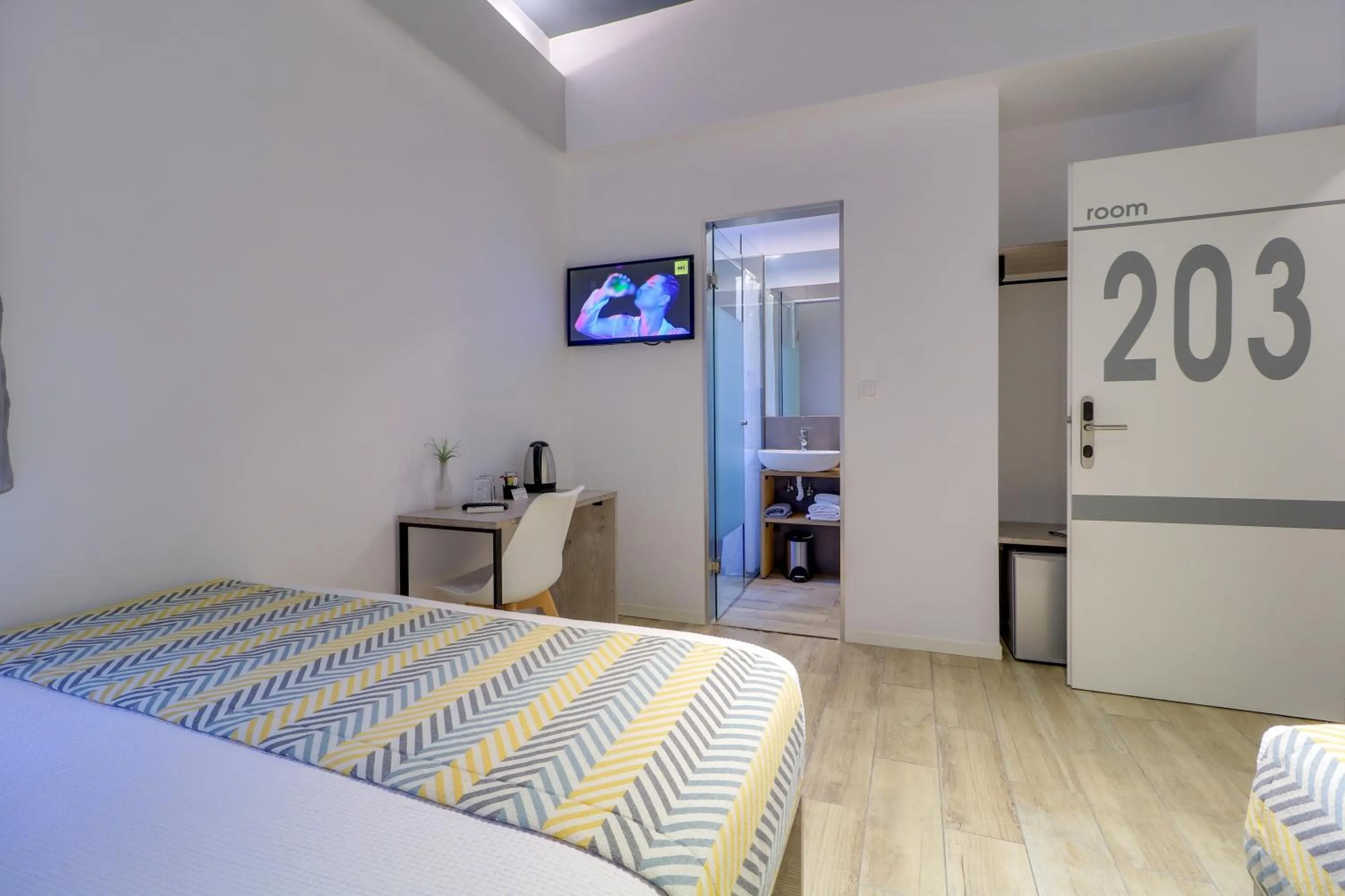 Photo of the whole room, Bed in athensotel