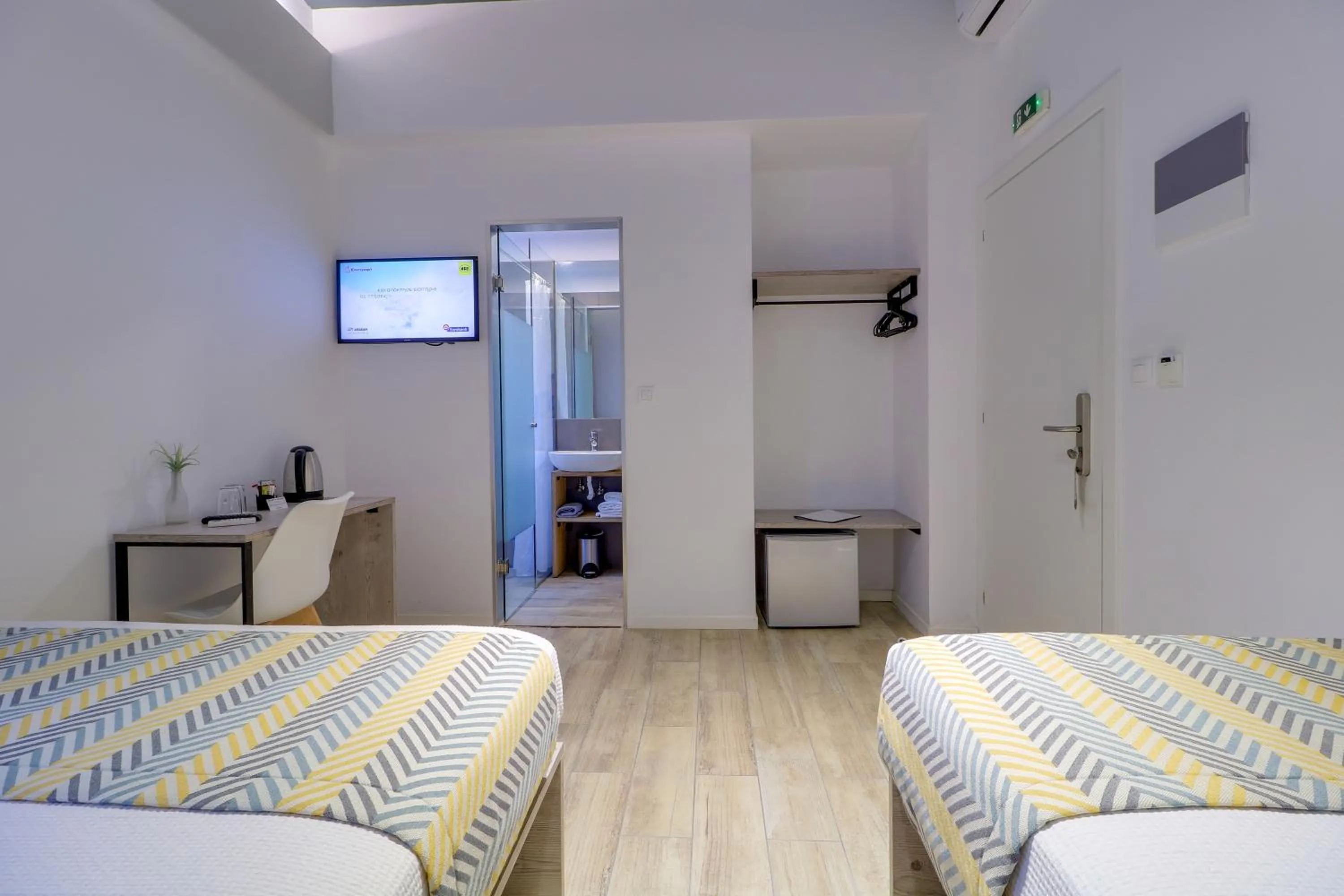 Photo of the whole room, Bed in athensotel