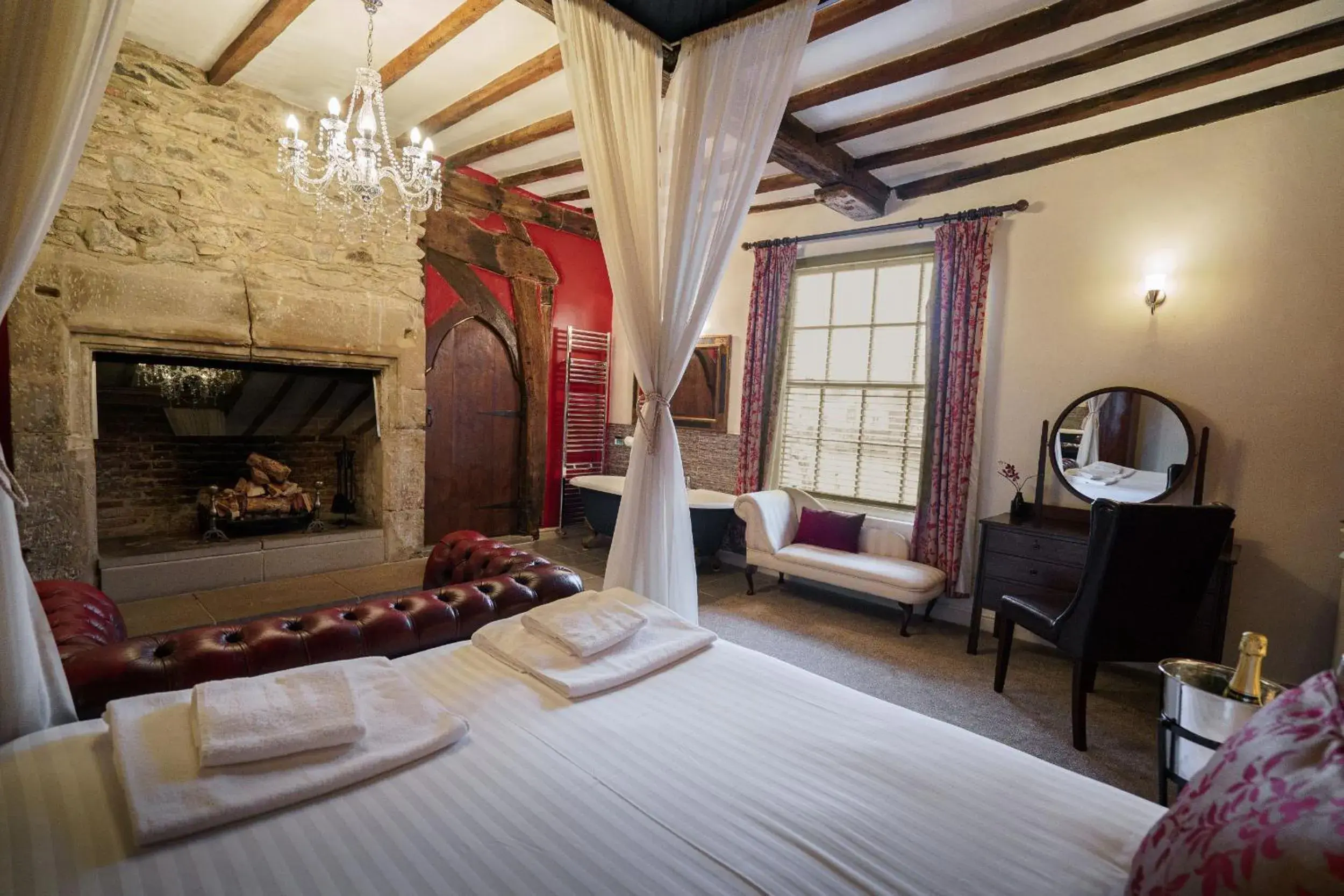 Double Room with Four Poster Bed - single occupancy in Caravelli Double Room with Four Poster Bed - single occupancy in Caravelli