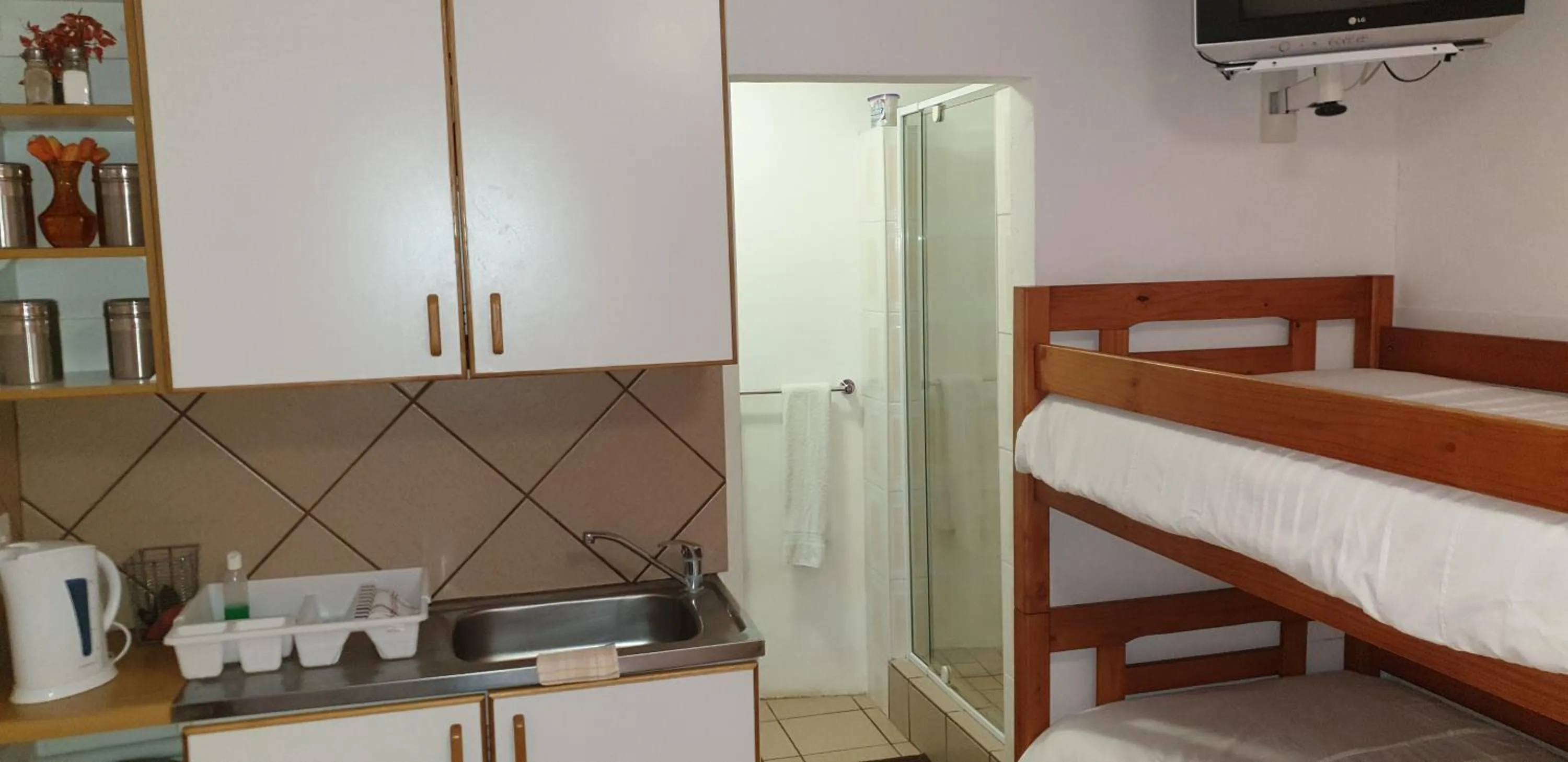 Kitchen or kitchenette, Bed in Stemar Self Catering