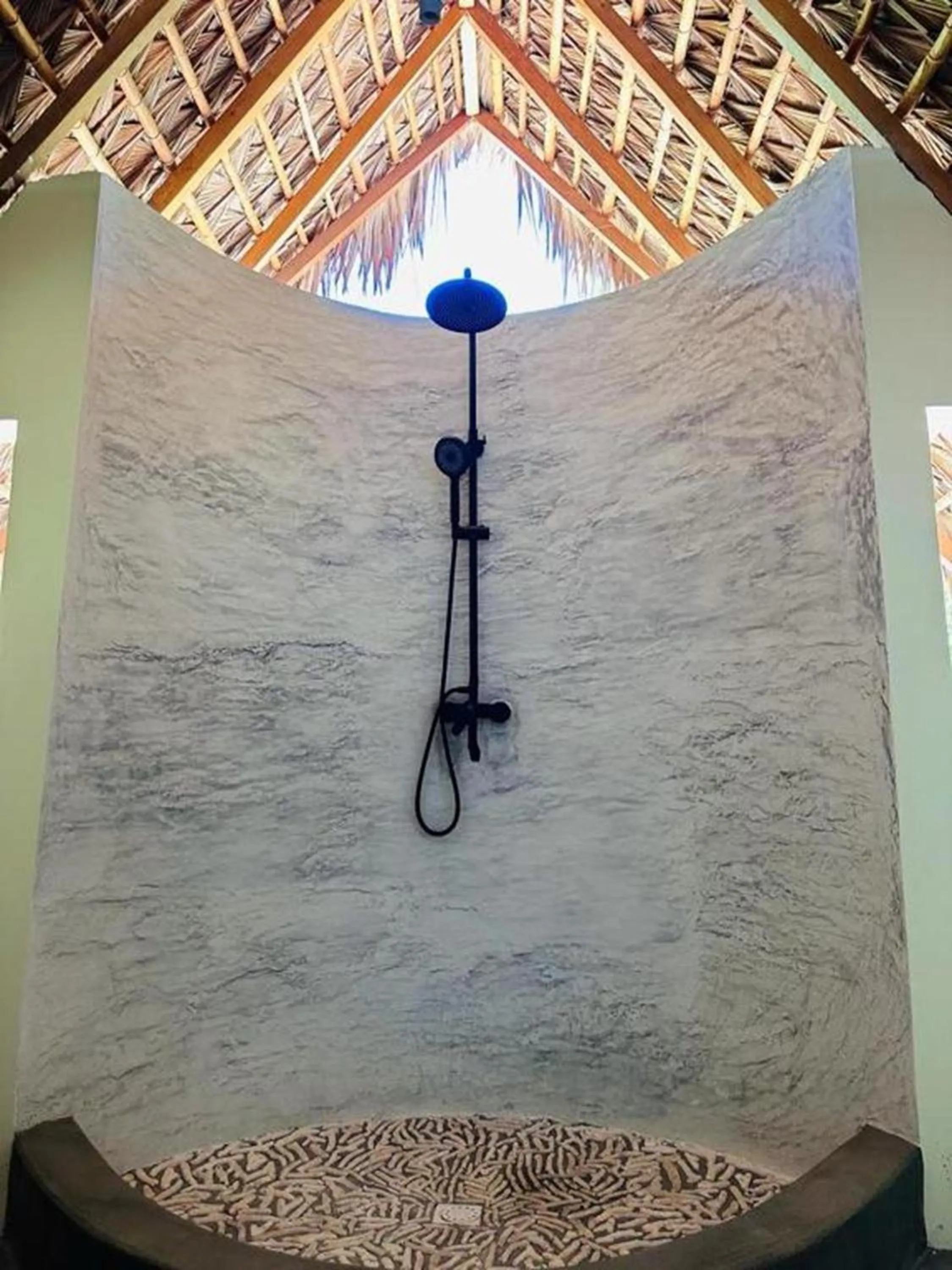 Shower in Emeraude Lodge