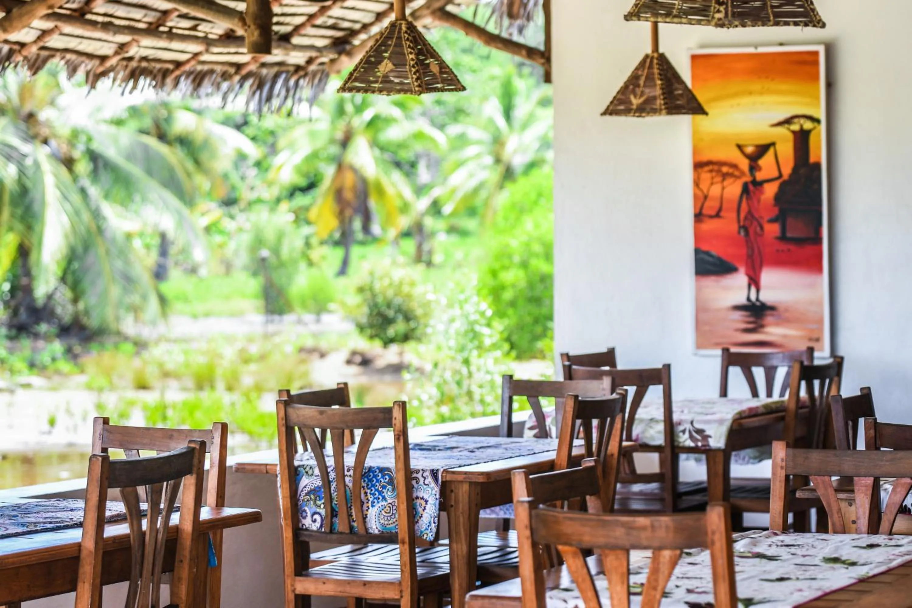 Restaurant/places to eat in Emeraude Lodge