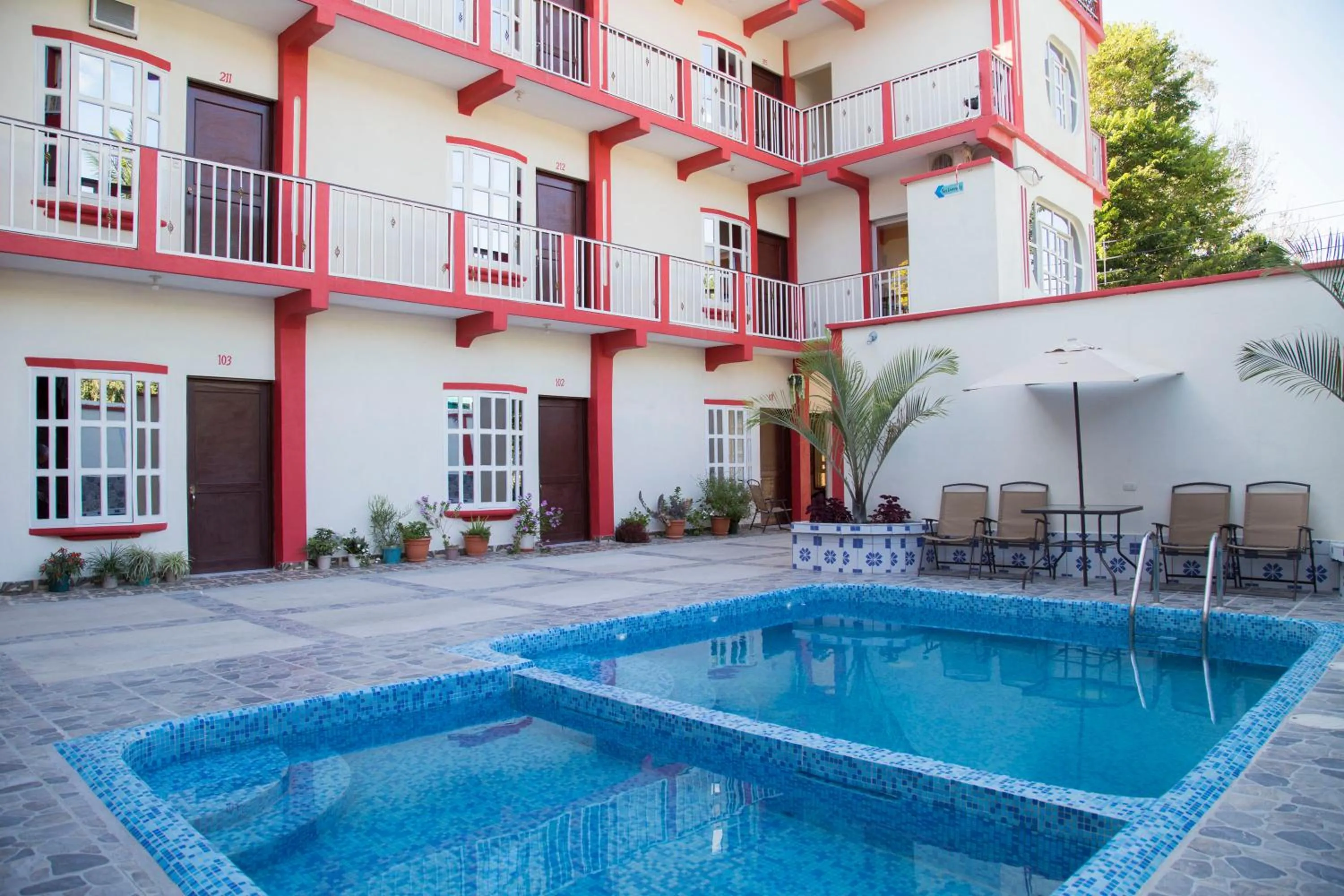 Swimming pool in Hotel Aruma