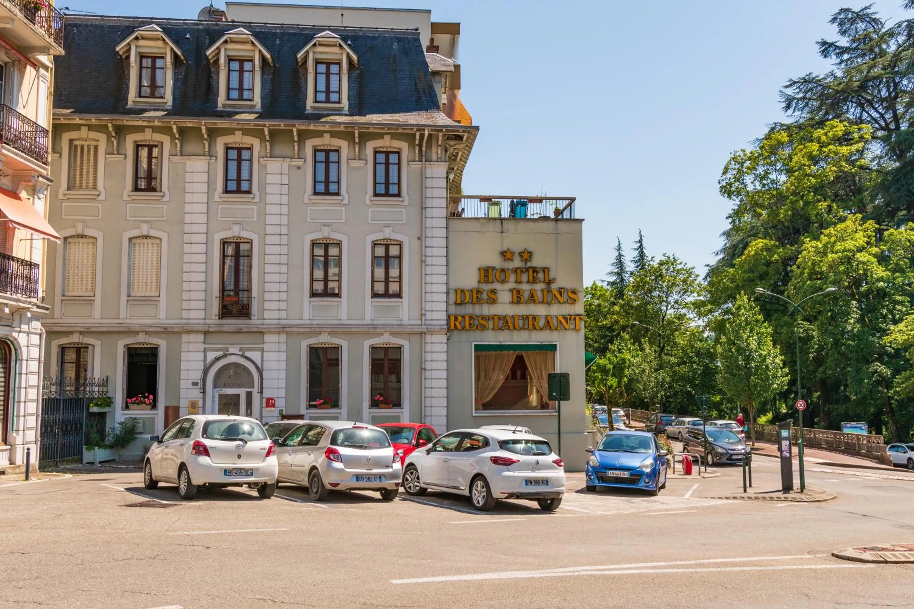 Facade/entrance in Hôtel des Bains