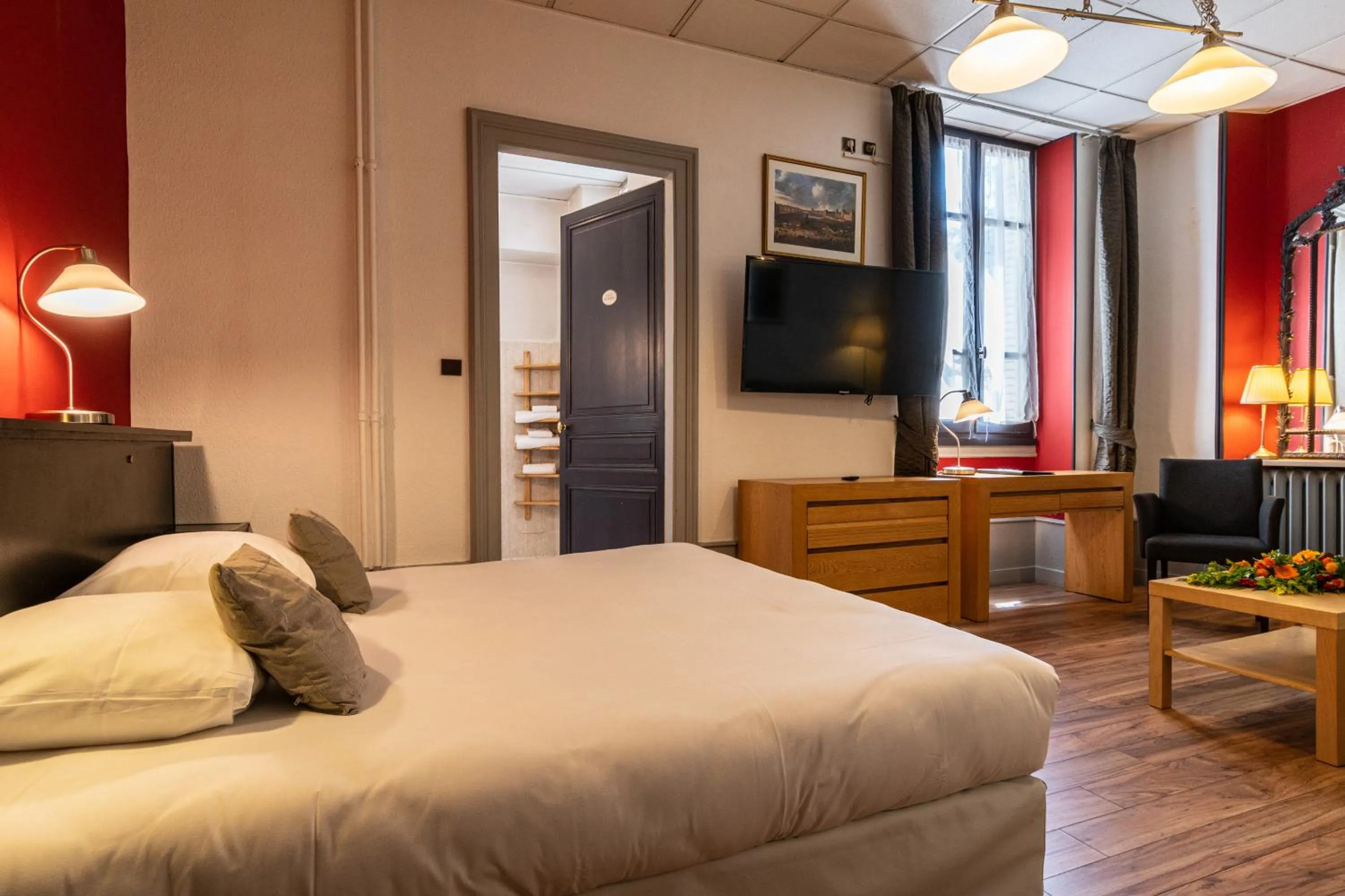 Photo of the whole room, Bed in Hôtel des Bains