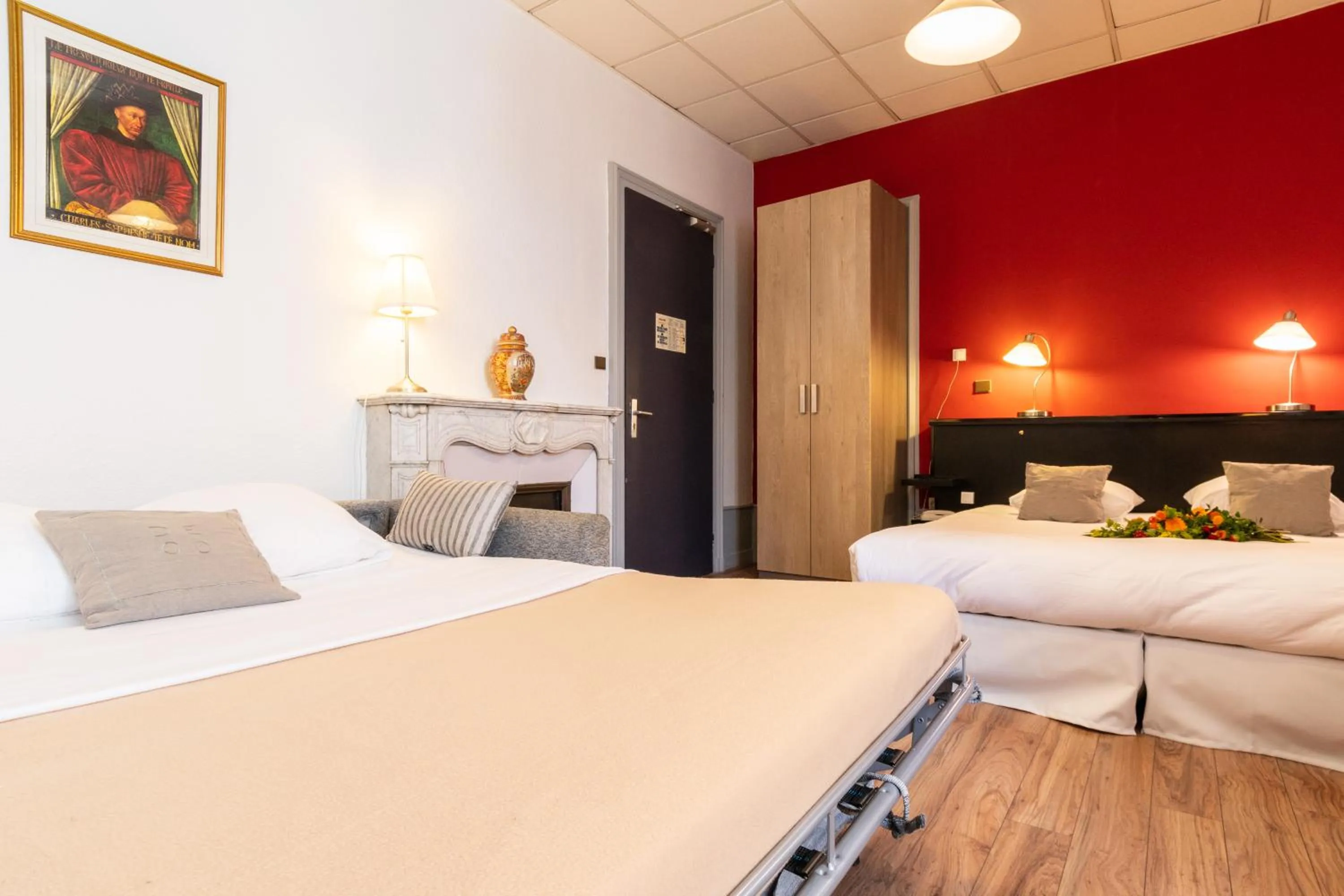 Photo of the whole room, Bed in Hôtel des Bains