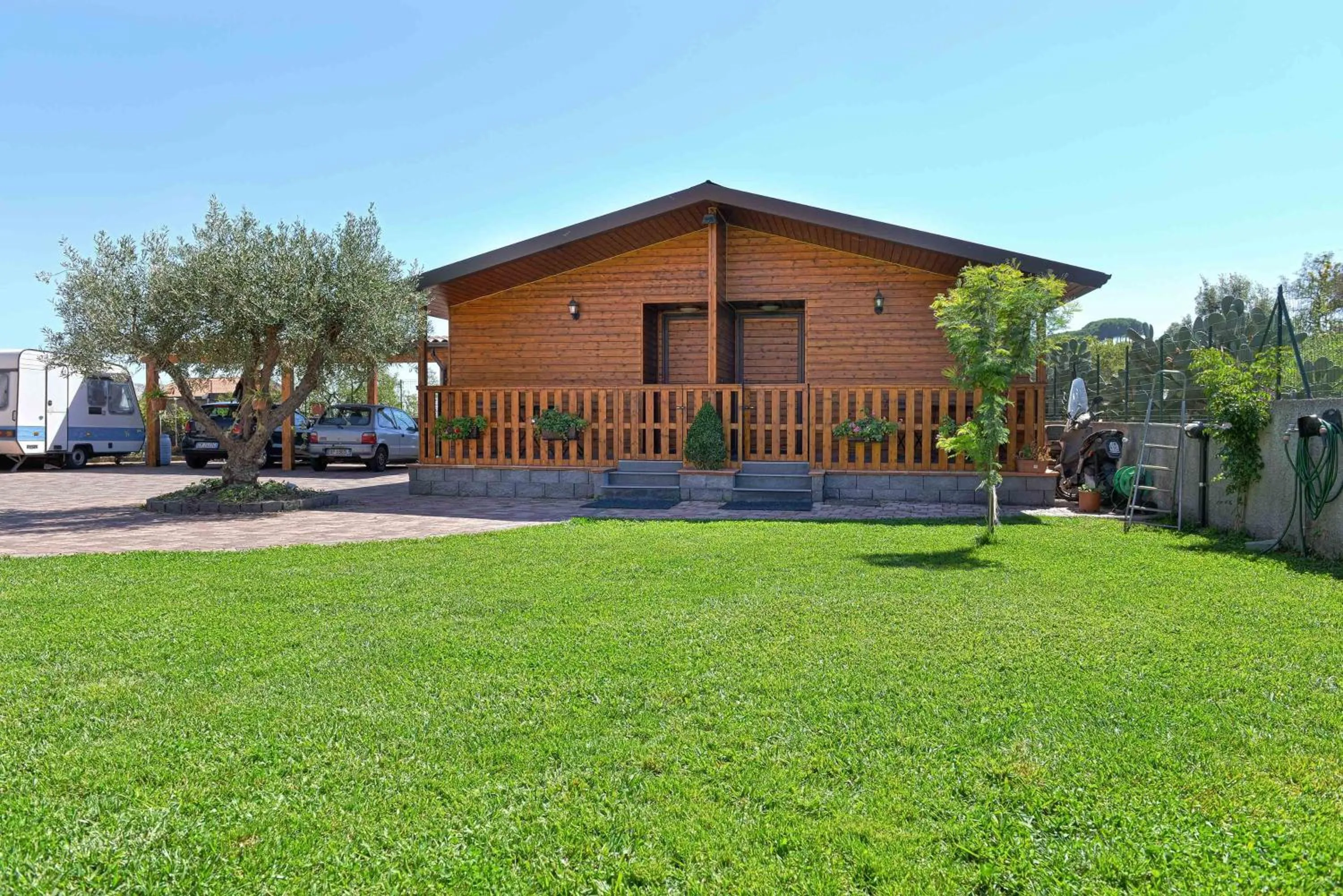 Decorative detail in La Porta Dell'Etna - Nicolosi