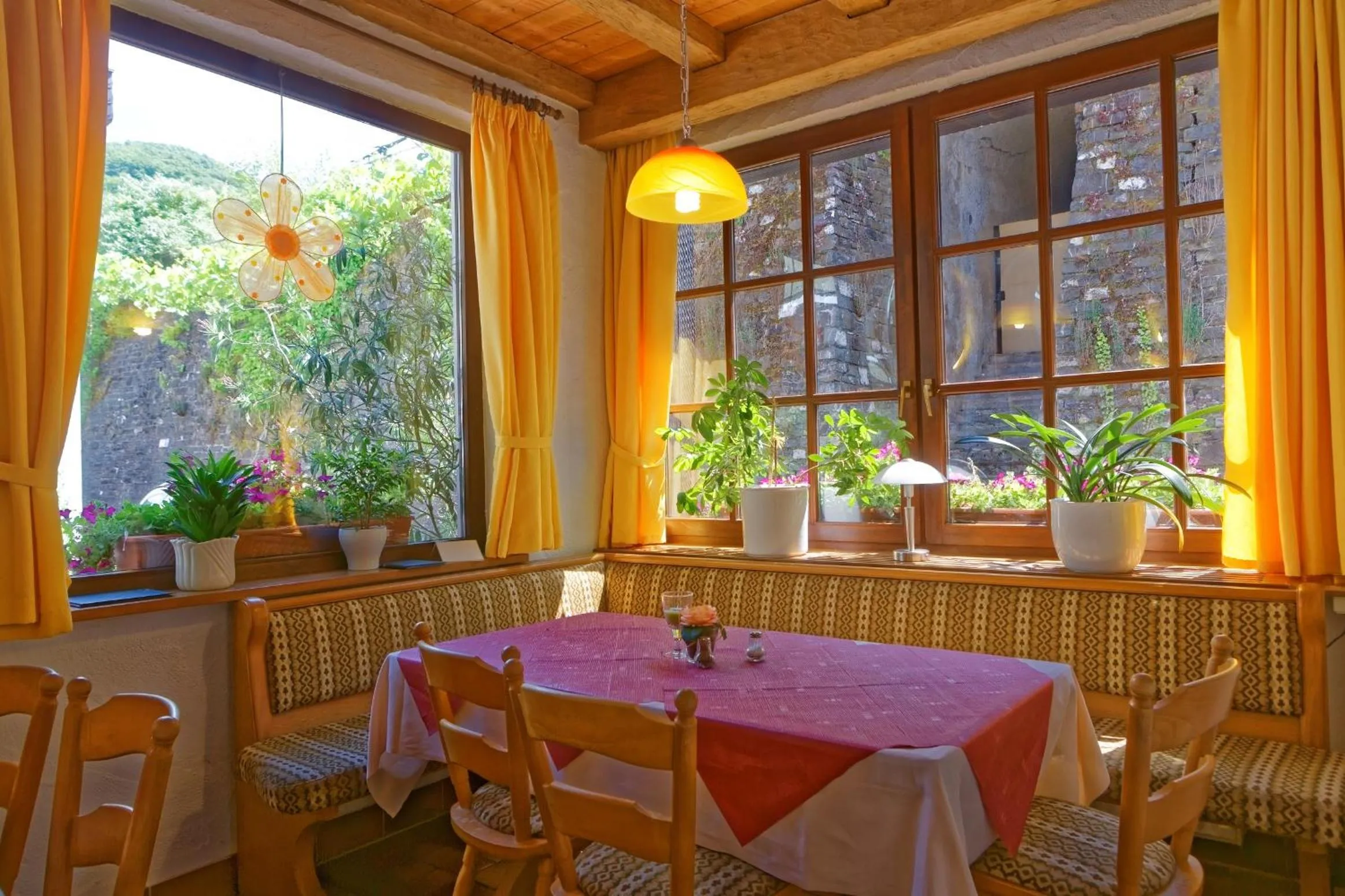 Restaurant/places to eat in Moselstern Hotel Zum guten Onkel