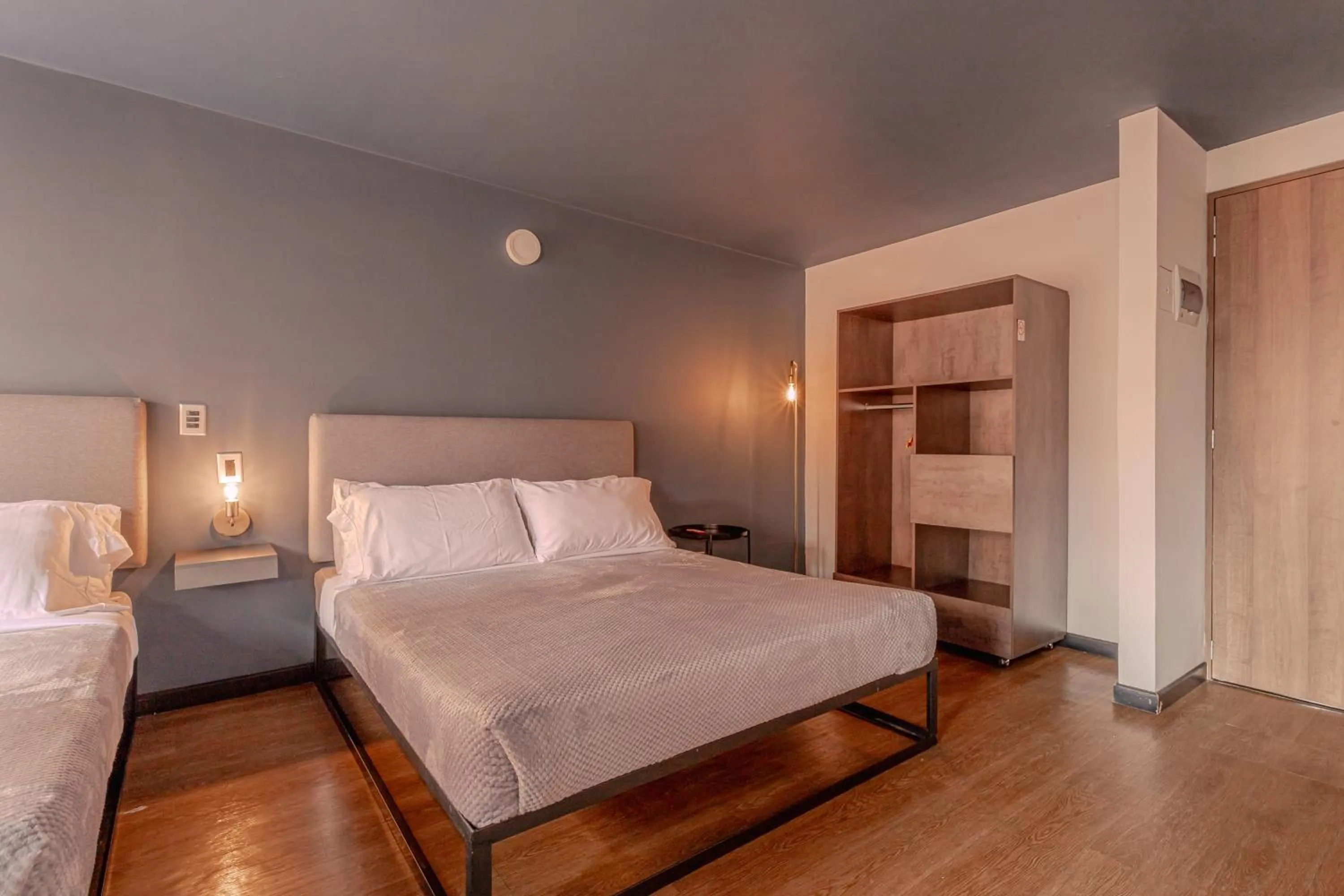 Photo of the whole room, Bed in Soy Local Parque La 93