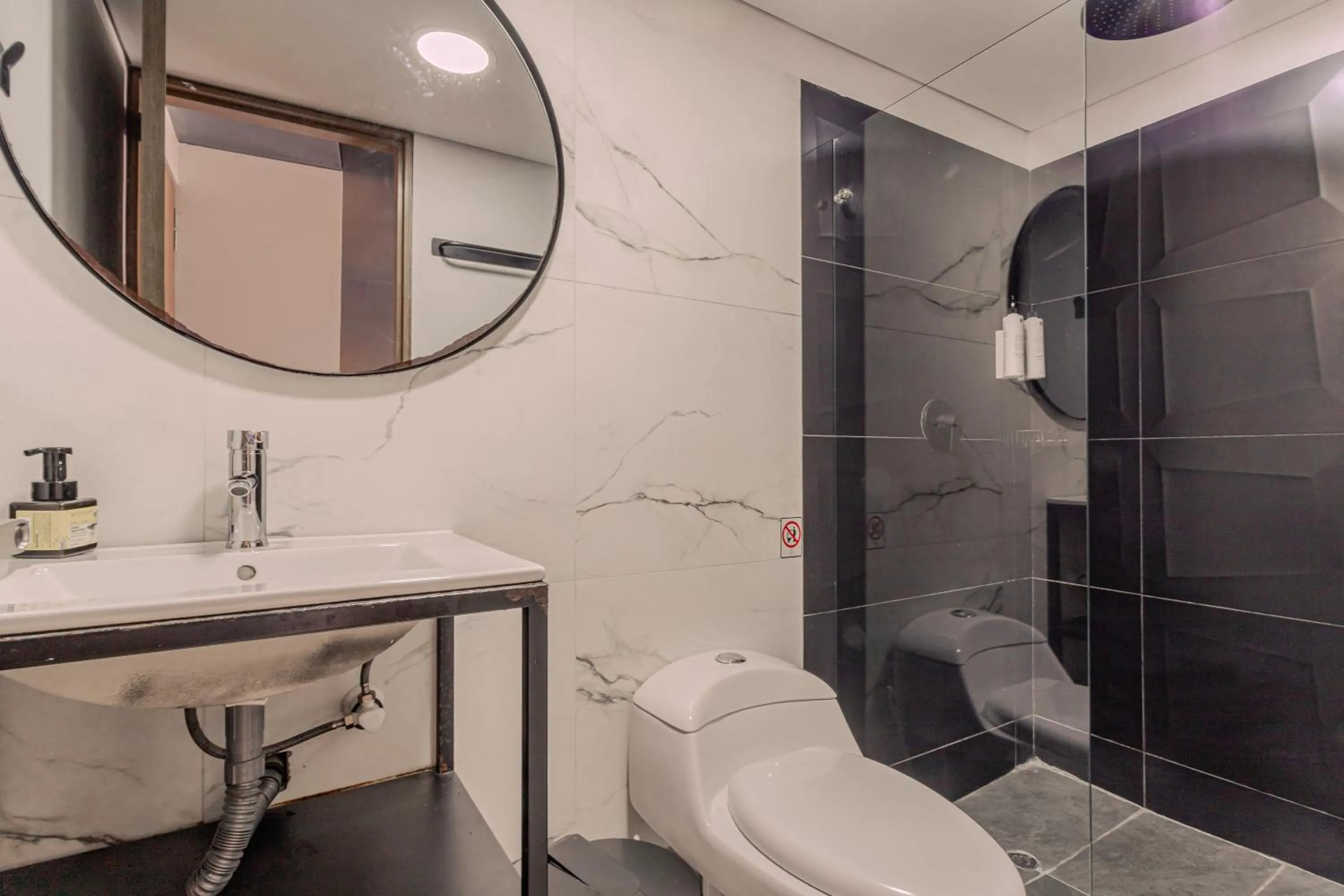 Bathroom in Soy Local Parque La 93