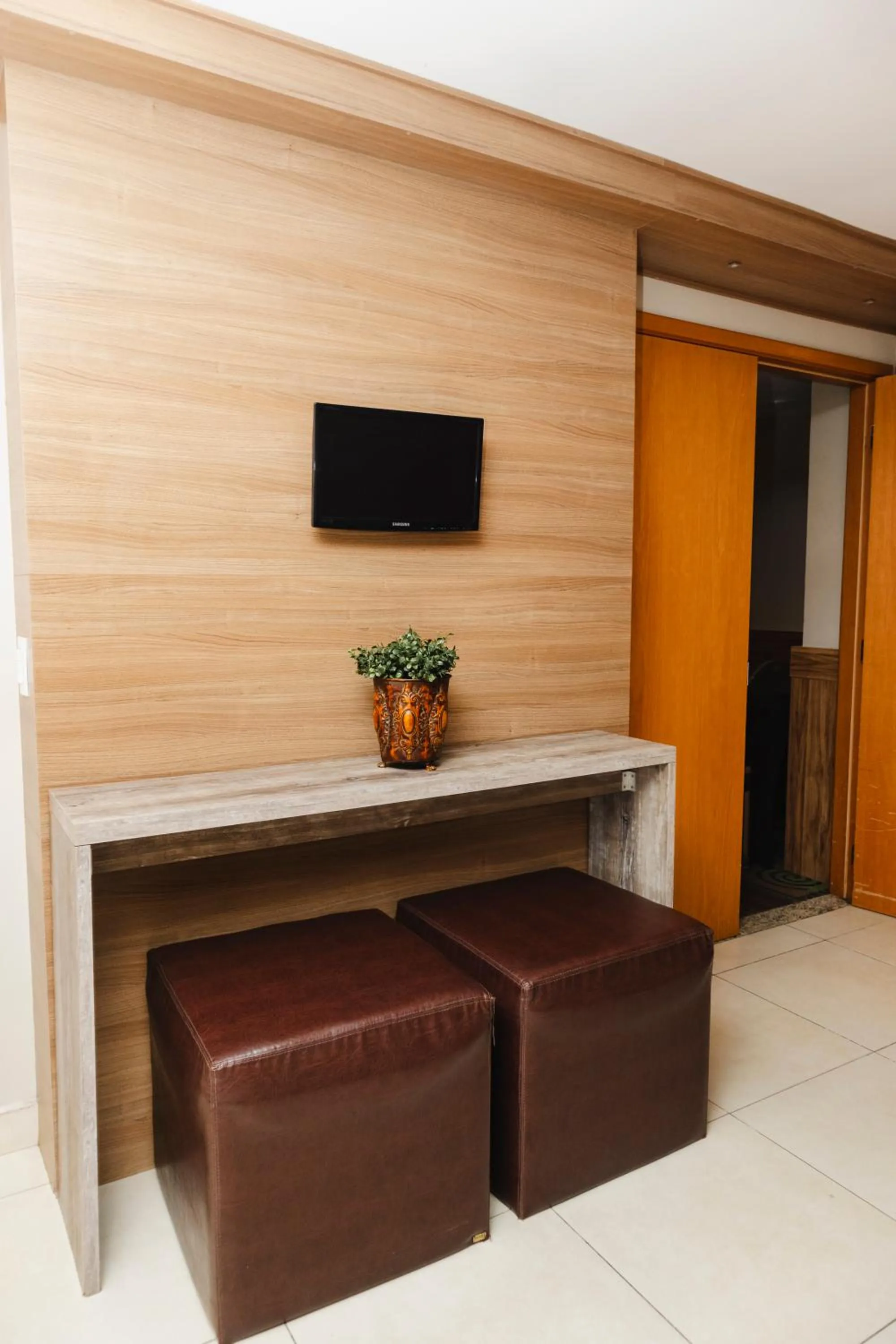 Communal lounge/ TV room in Comfort Hotel Campos dos Goytacazes