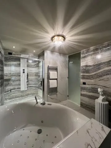 Shower in Hotel Motel Top